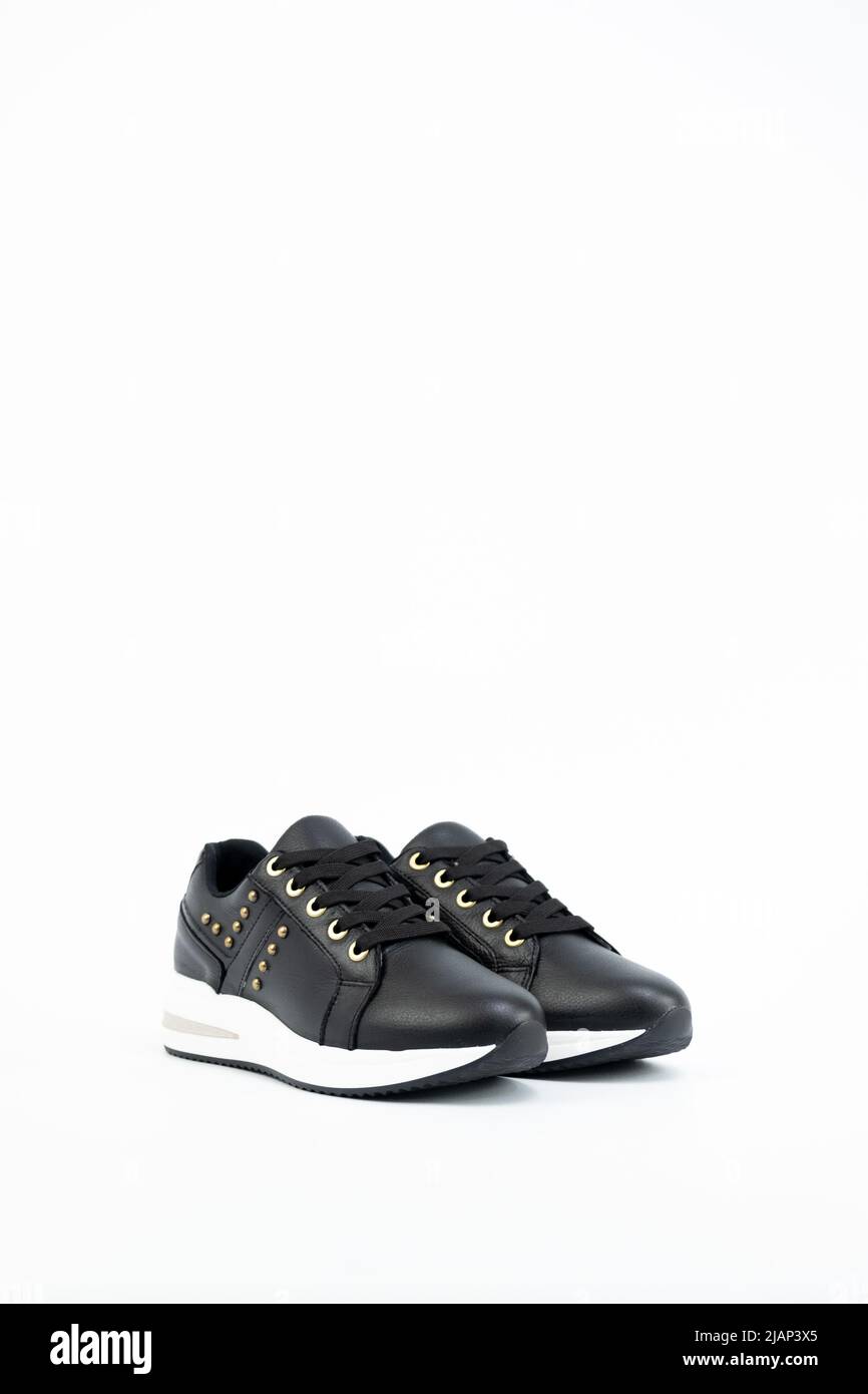 Paire de noir avec des couleurs décontracté chaussures isolées sur blanc. Baskets décontractées pour femme, vue latérale. Baskets décontractées Lady Black. Banque D'Images