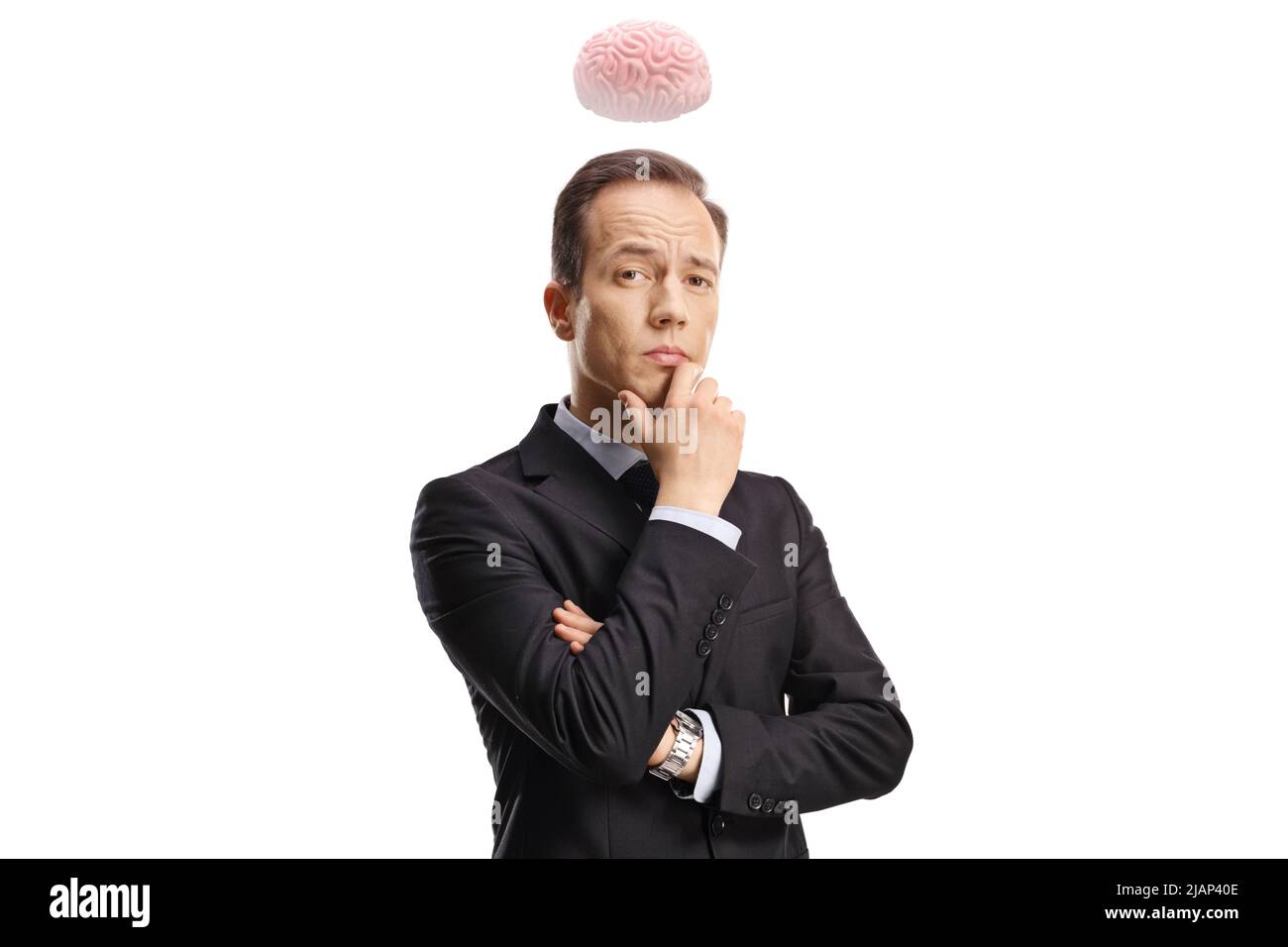 Cerveau humain au-dessus d'un homme d'affaires pensif tenant son menton isolé sur fond blanc Banque D'Images