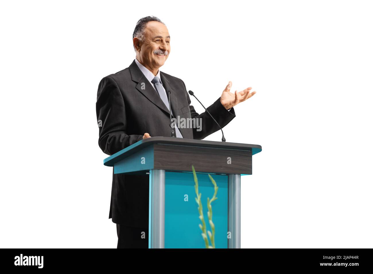 Homme politique qui prononce un discours sur un podium et souriant isolé sur fond blanc Banque D'Images