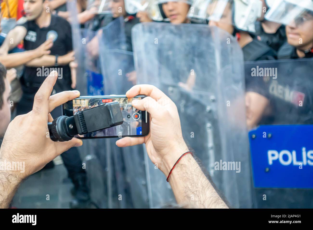 Manifestation du parc Gezi sur 31 mai 2022. Homme enregistrant des policiers dans une rangée avec un smartphone. Beyoglu, Taksim, avenue İstiklal Banque D'Images