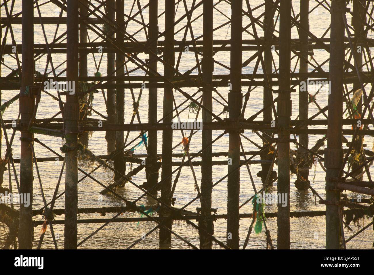 Détail des iropylons et des jambes de force en fonte soutenant le Palace Pier. Brighton, Angleterre, Royaume-Uni Banque D'Images