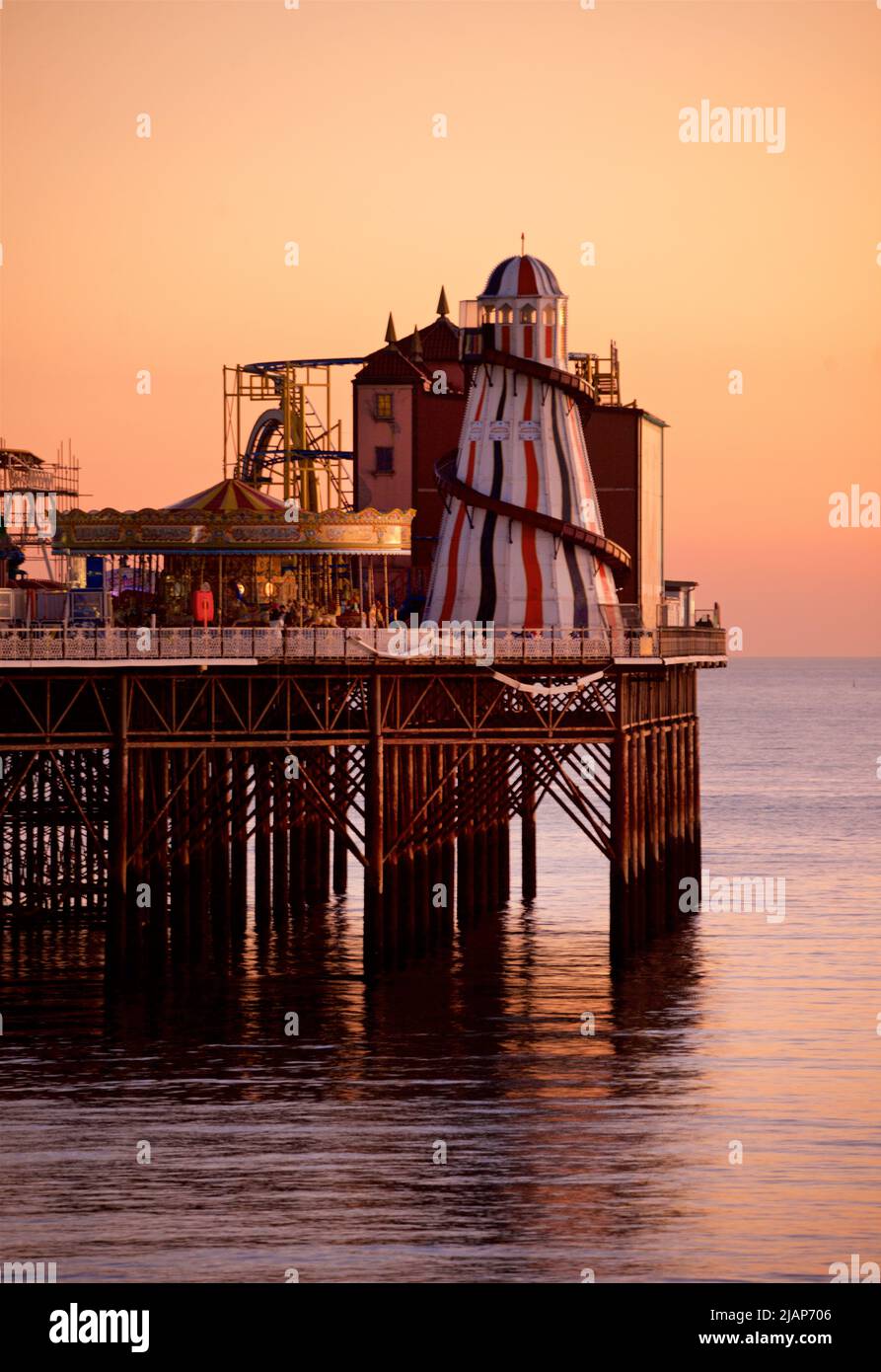 Brighton's Palace Pier ou BRIGHTON PIER. Brighton & Hove, Sussex, Angleterre, Royaume-Uni. Photographié à la tombée de la nuit avec le squelette d'helter et les divertissements. Banque D'Images