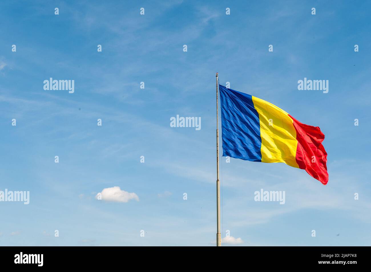 drapeau roumain sur ciel bleu avec espace de copie Banque D'Images