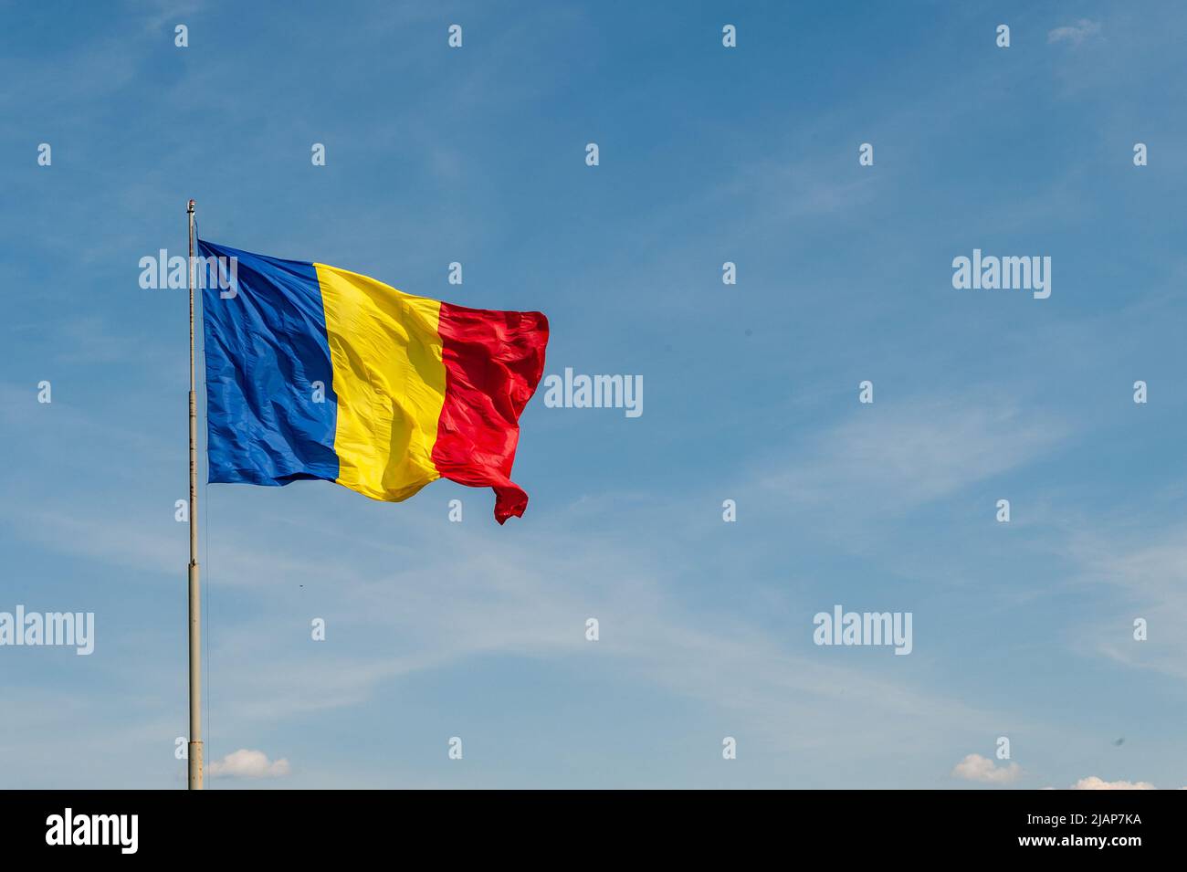 drapeau roumain sur ciel bleu avec espace de copie Banque D'Images