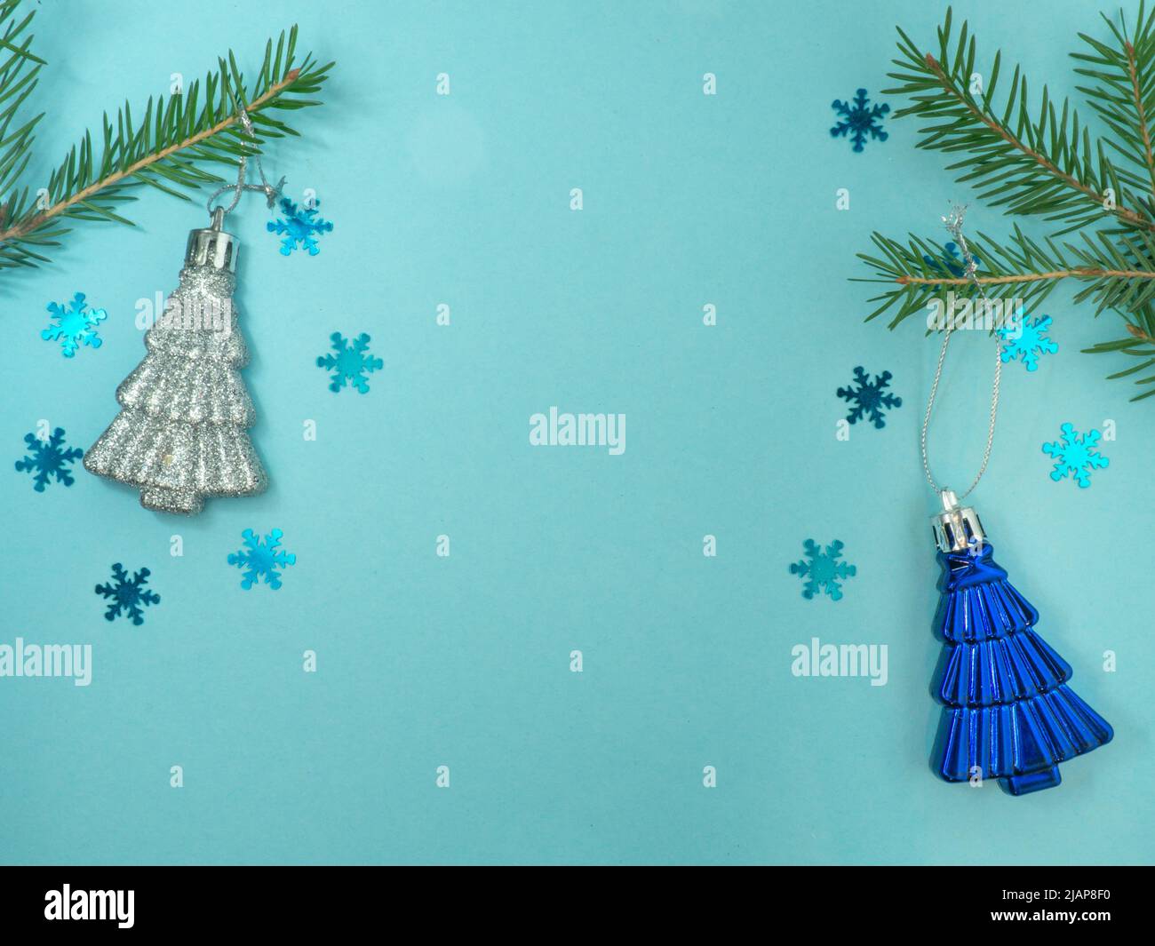 Carte du nouvel an. Carte de Noël sur fond bleu. Branches de sapin