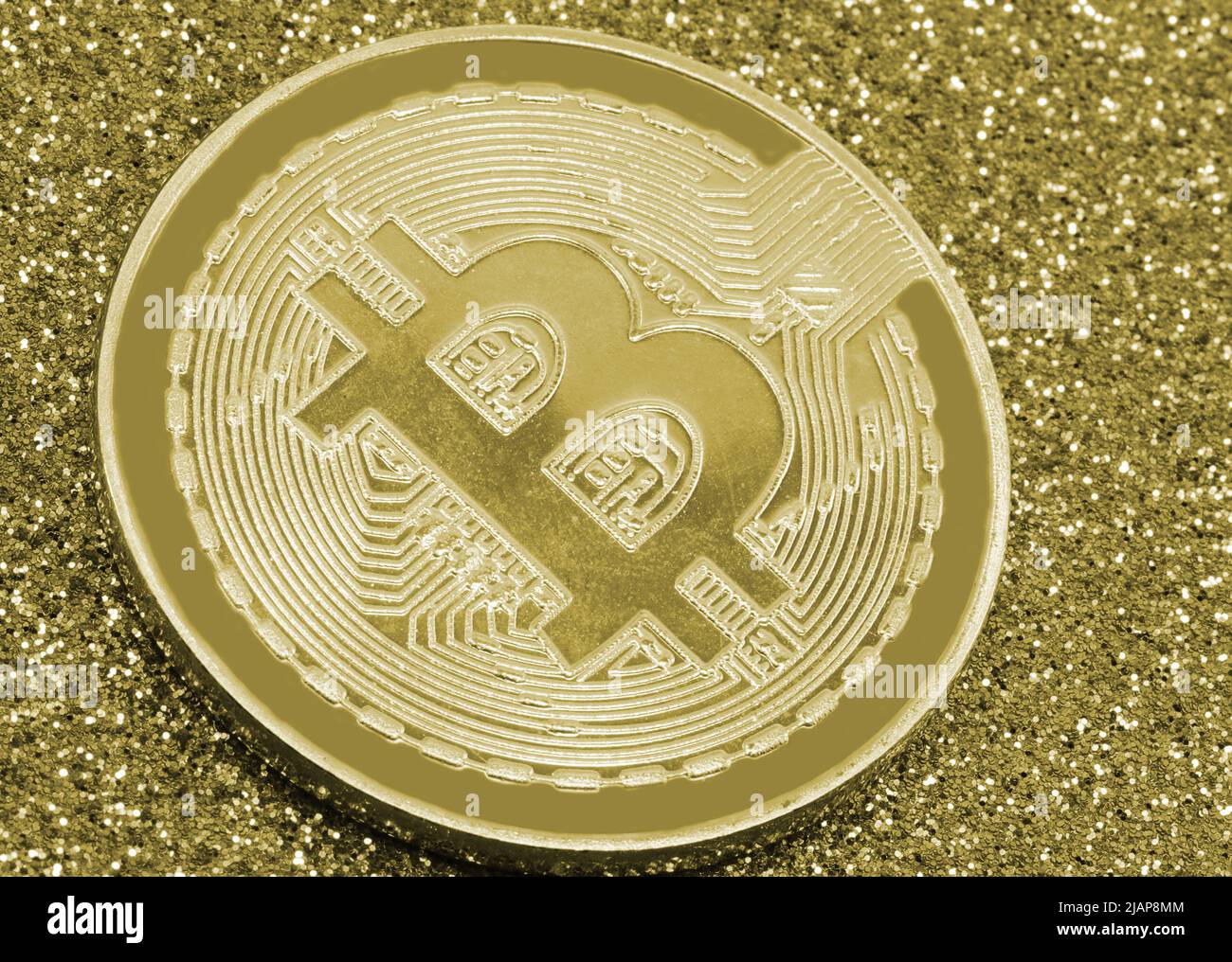 Pièce de monnaie avec la lettre majuscule B qui symbolise la crypto-monnaie  virtuelle BITCOIN la plus répandue dans le monde Photo Stock - Alamy