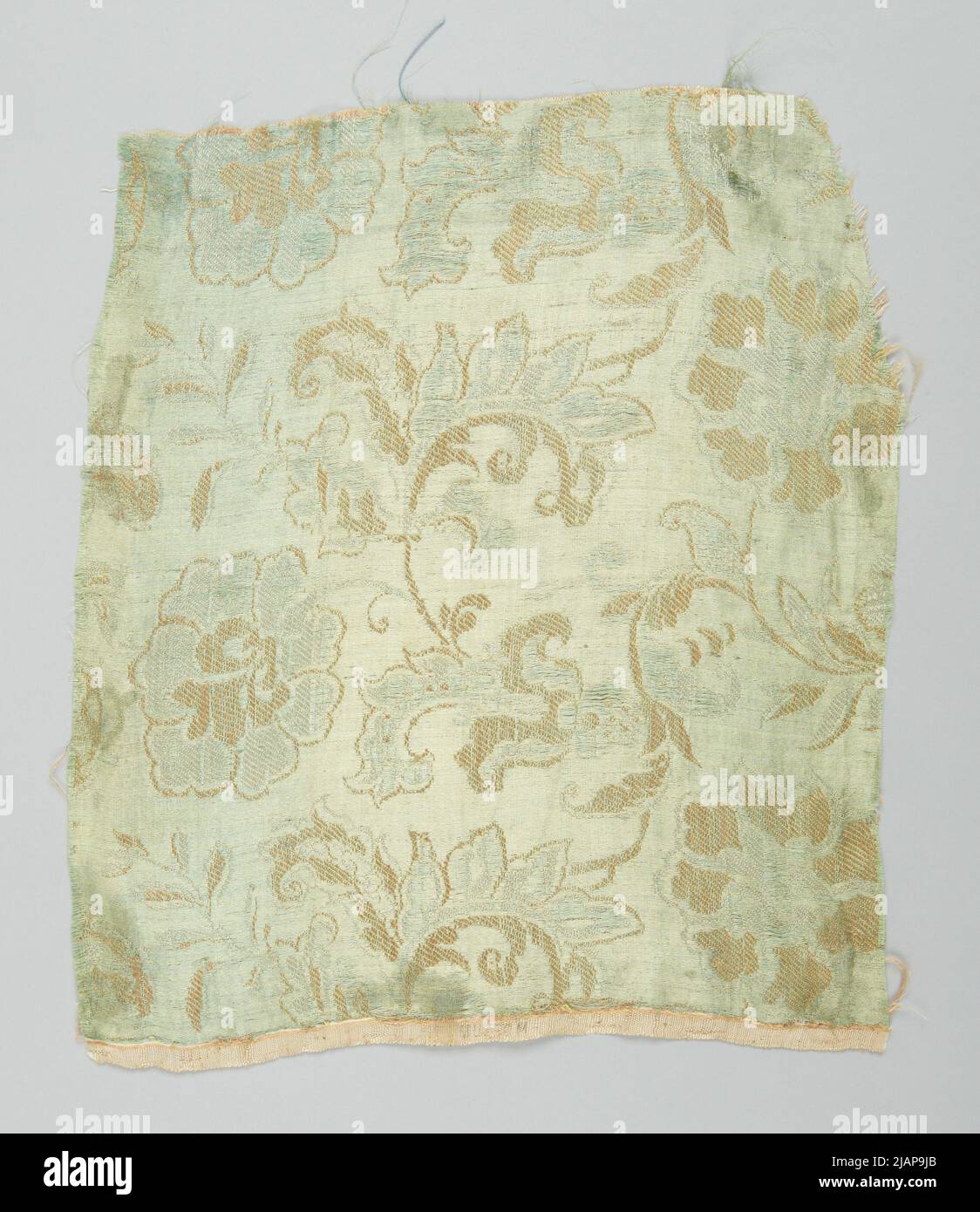 Fragment de céladon satin jaune et blanc motif fait de sprays styIIés de fleurs inconnues Banque D'Images