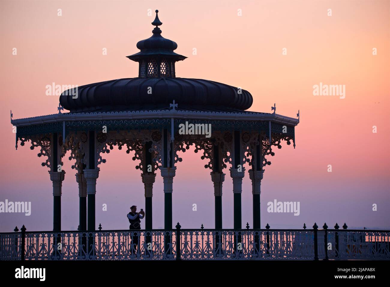 Kiosque à musique victorien de Brighton. Brighton & Hove, East Sussex, Angleterre. Ciel rose sombre au crépuscule. Banque D'Images
