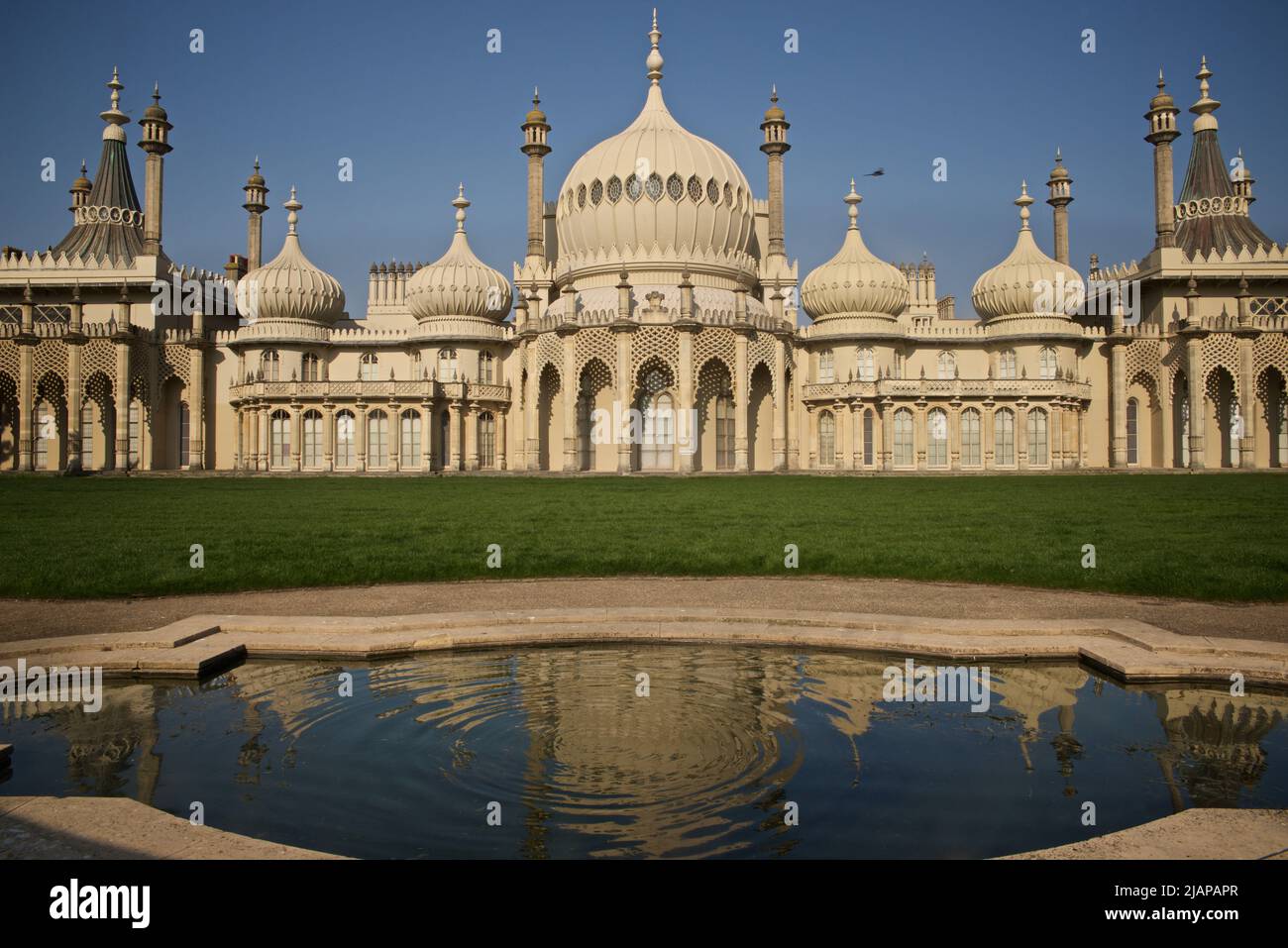 Pavillon royal de Brighton, Brighton. Brighton, East Sussex, Angleterre, Royaume-Uni. Reflet du Pavillon royal dans l'étang. Indo-Saracenic Revival. Banque D'Images