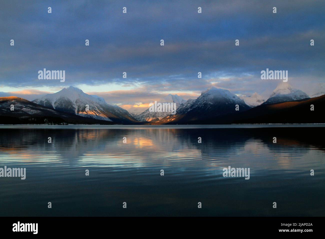 Coucher de soleil sur le lac McDonald. Le lac McDonald est le plus grand lac du parc national des Glaciers. Il est situé dans le comté de Flathead, dans le Montana, aux États-Unis d'Amérique. Le lac est d'environ 10 milles de long, et plus d'un mille de large et 472 pieds de profondeur, remplissant une vallée formée par une combinaison d'érosion et d'activité glaciaire. Une version unique et optimisée d'une image NPS, crédit : NPS/D.Restivo Banque D'Images