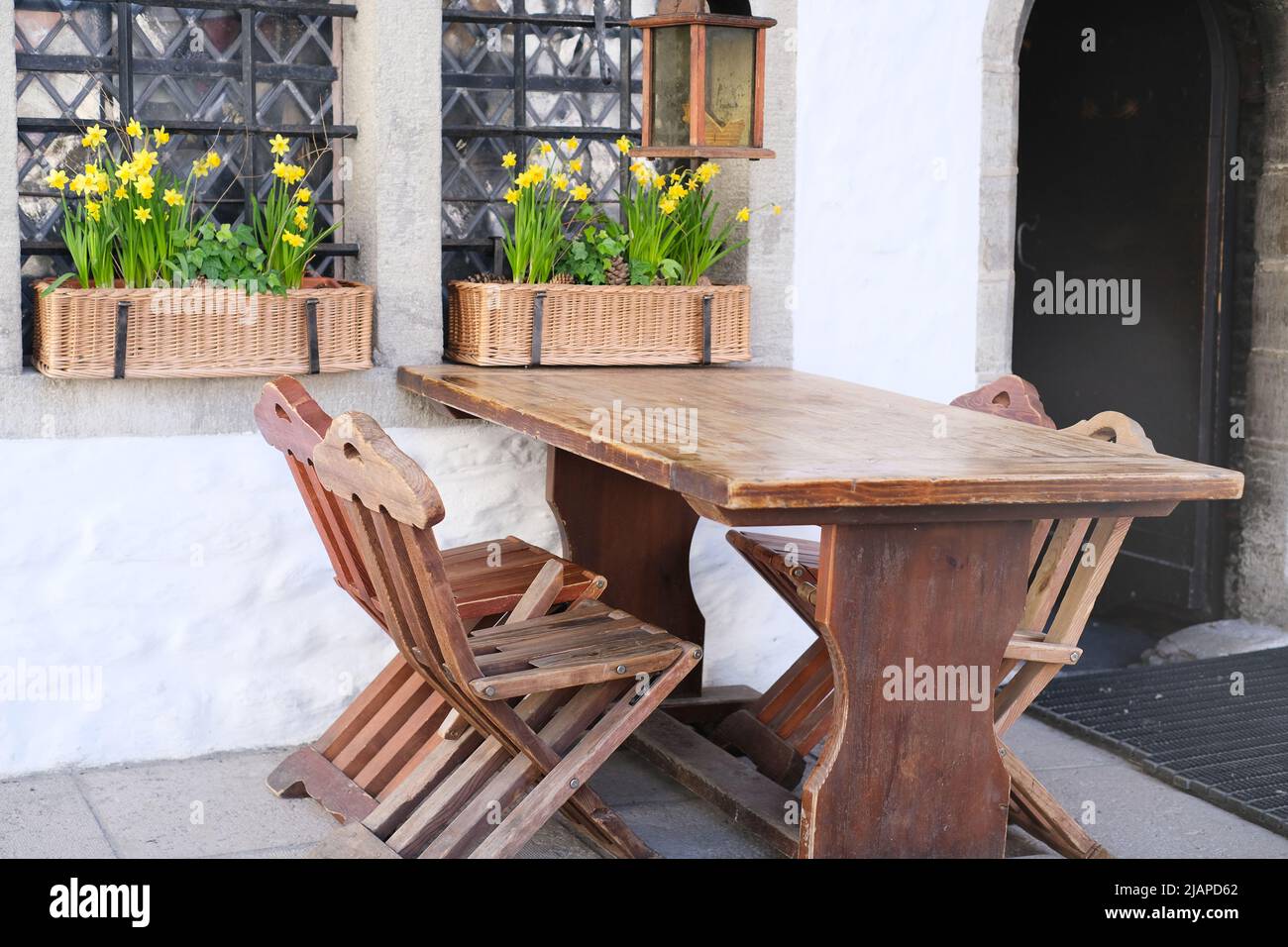 Terrasse d'été du restaurant par temps clair. Table près du restaurant en gros plan Banque D'Images