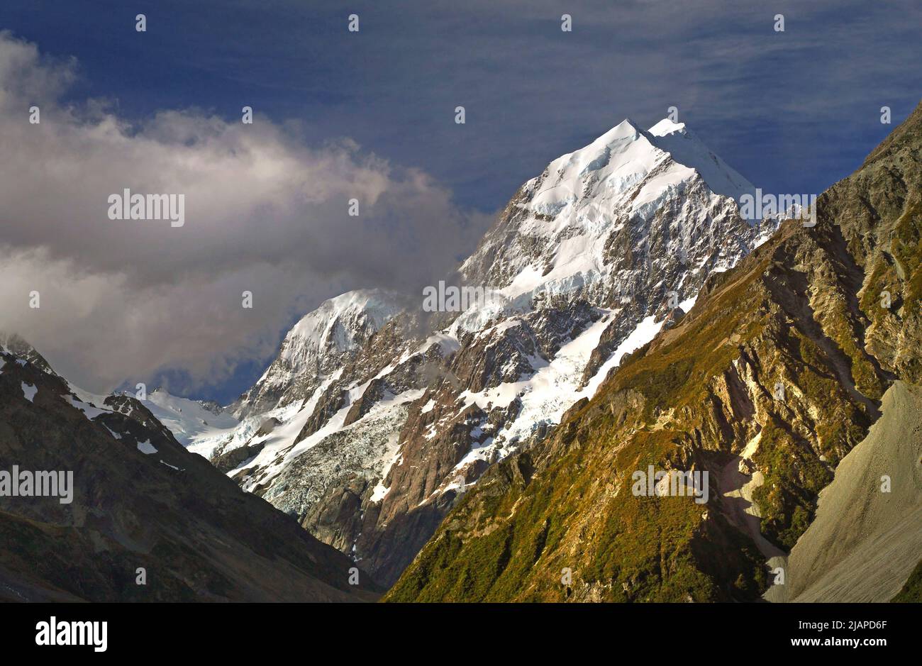 Aoraki / Mount Cook est la plus haute montagne de Nouvelle-Zélande. Sa hauteur, à partir de 2014, est classée comme 3 724 mètres. Il se trouve dans les Alpes du Sud, la chaîne de montagnes qui s'étend sur toute la longueur de l'île du Sud. Une destination touristique populaire, c'est également un défi favori pour les alpinistes. 3724 m. Alpes du Sud, Île du Sud, Nouvelle-Zélande. La première ascension du mmountain a eu lieu le 25 décembre 1894 Banque D'Images