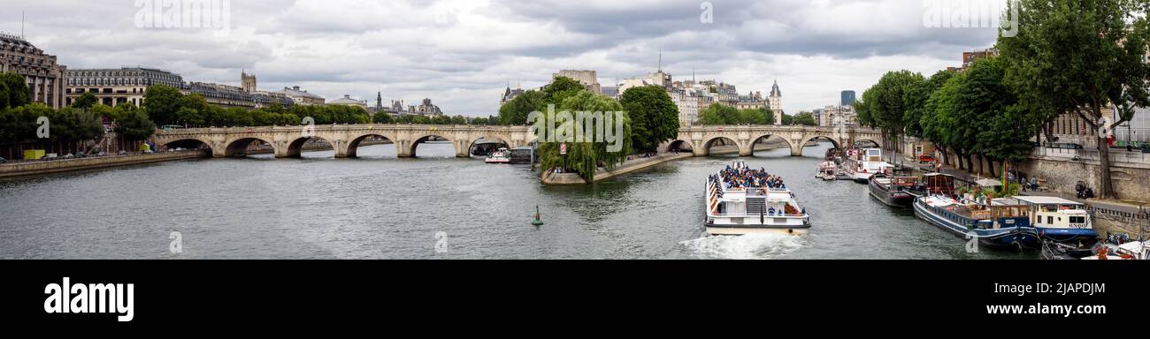 Une vue panoramique sur le pont neuf en face de la Seine à Paris, en France Banque D'Images