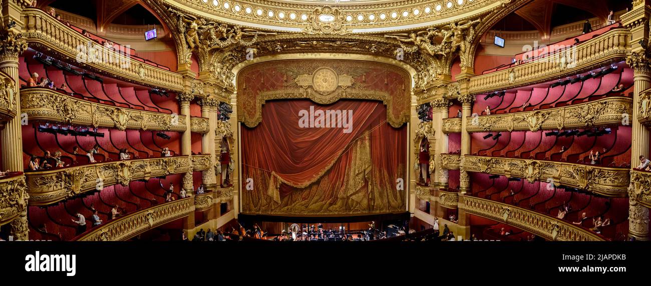 Une perspective panoramique de la scène au Palais Garnier, OpŽra national de Paris, Paris, France. Le Palais Garnier, ou OpŽra Garnier, est un opéra de 1979 places situé sur la place de l'OpŽra, dans le 9th arrondissement de Paris, en France. Il a été construit pour l'Opéra de Paris de 1861 à 1875 sur l'ordre de l'empereur Napoléon III Banque D'Images