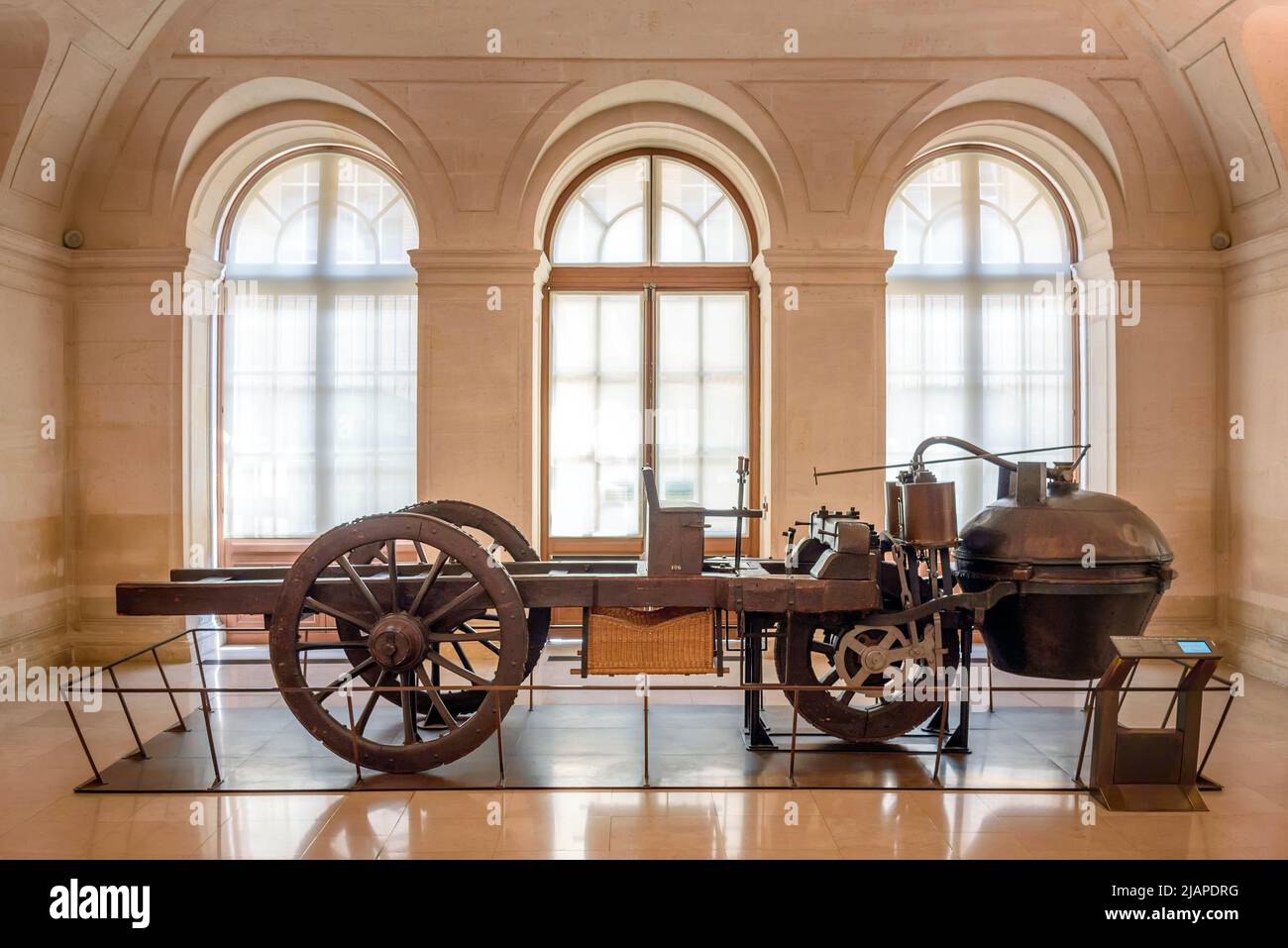 Nicolas-Joseph Cugnot était un inventeur français qui a construit le premier véhicule terrestre mécanique automoteur pleine grandeur au monde, le 'Fardier ˆ vapeur' Ð en fait le premier véhicule automobile au monde. ˆ vapeur de Cugnot en 1770, conservé au MusŽe des Arts et MŽtiers, Paris, France Banque D'Images