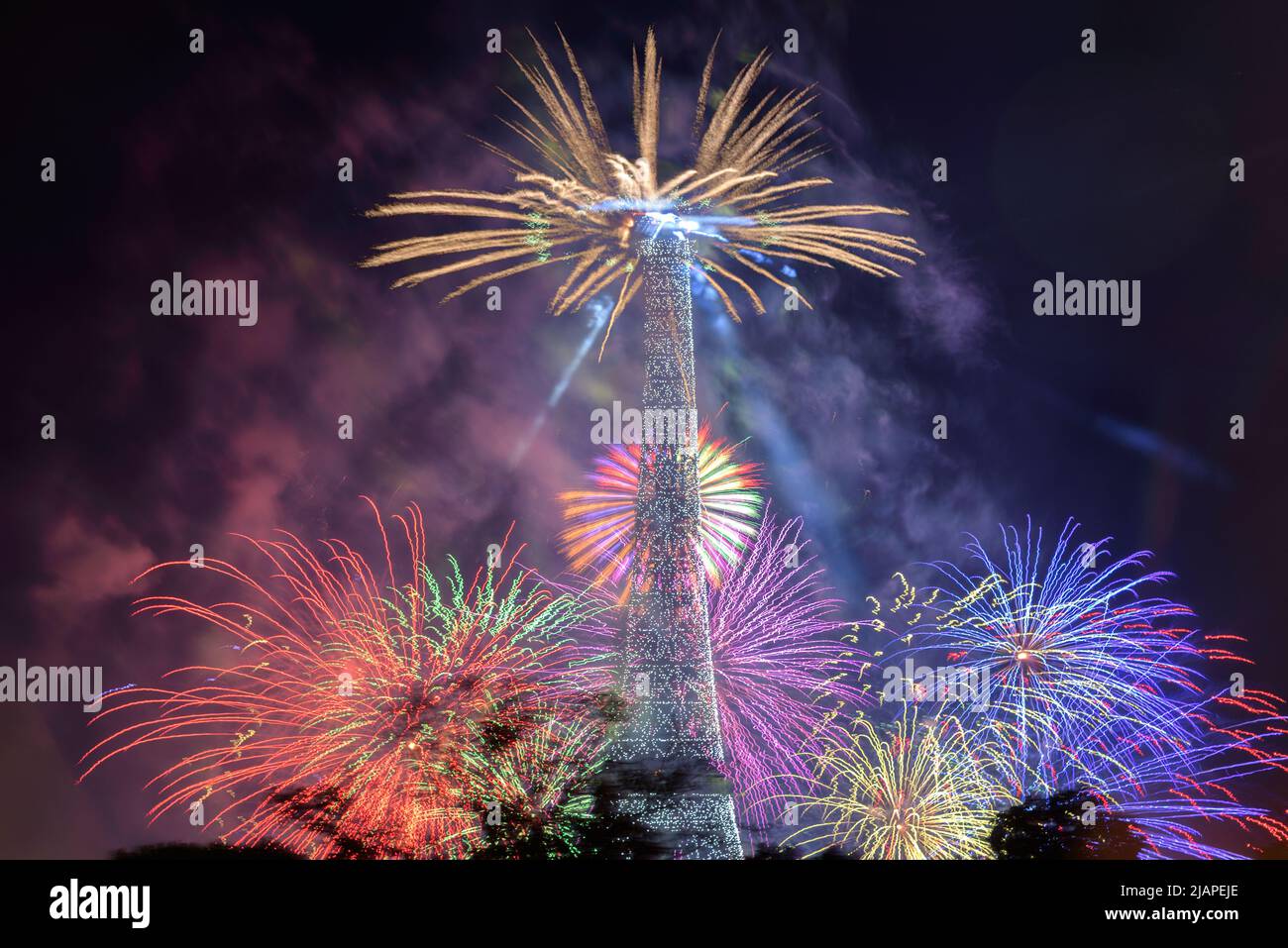 Feux d'artifice à la Tour Eiffel, photographiés d'un point de vue en face du ƒcole militaire. Feux d'artifice de Paris, France. Usage éditorial uniquement Banque D'Images