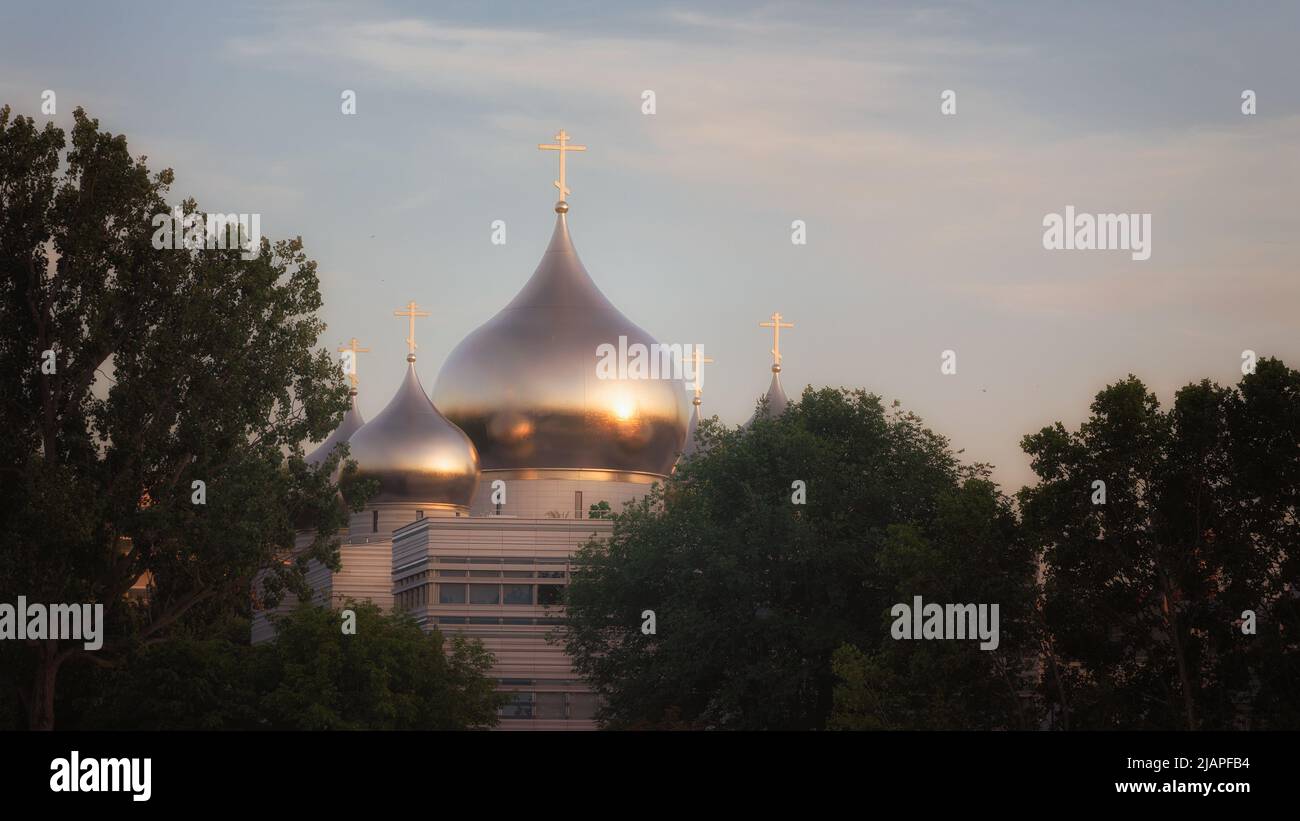 CathŽdrale de la Sainte-TrinitŽ, église orthodoxe russe, Paris, France. Photographié au coucher du soleil depuis les rives de la Seine. Banque D'Images