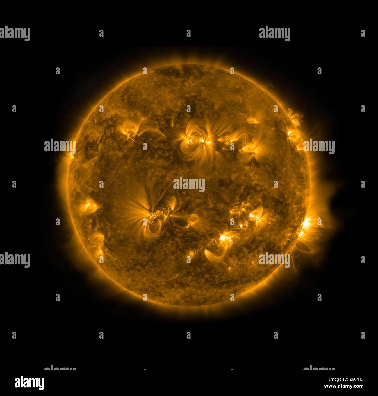 Image haute résolution du Soleil imagée par la NASA et l'Observatoire de dynamique solaire le 27 décembre 2021. Les lignes minces et murmures sont appelées boucles coronales et elles sont faites de matière solaire chaude Ð particules chargées appelé plasma Ð qui s'accumulent autour des champs magnétiques invisibles qui se bouclent du soleil. Une version optimisée et améliorée d'une image d'origine de la NASA. Credit: 'Gracieuseté de la NASA/SDO et des équipes scientifiques AIA, EVE et HMI' une version optimisée et améliorée d'une image originale de la NASA. Crédit NASA Banque D'Images