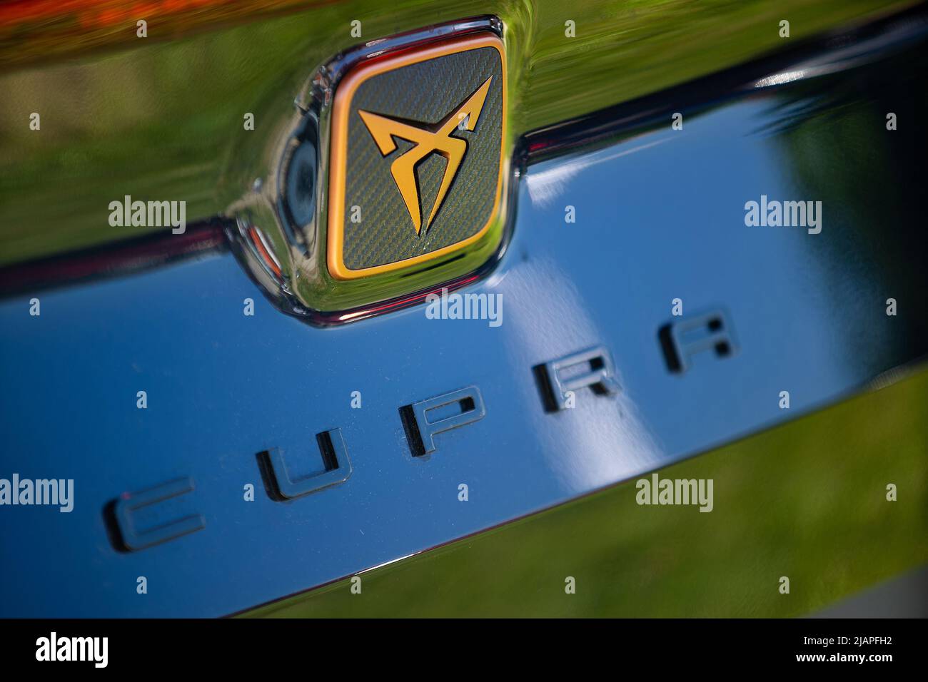 Bucarest, Roumanie - 20 mai 2020 : une voiture bleue CUPRA Formentor. Cette image est destinée à un usage éditorial uniquement. Banque D'Images