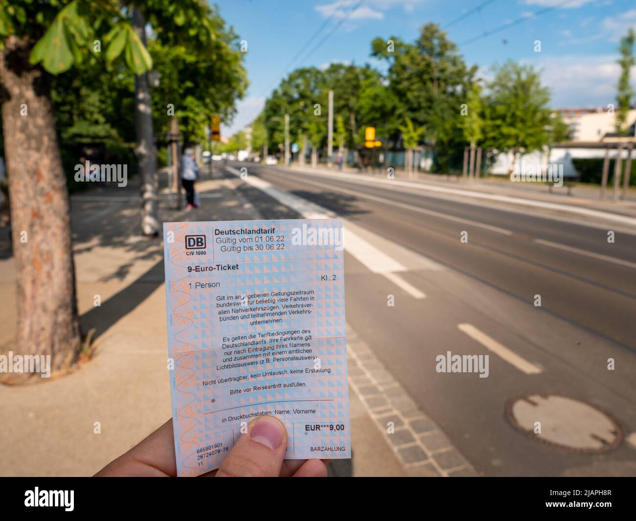 Billet de 9 euros à une station de téléphérique pour les transports en commun. Tenez le billet et regardez-le. Le 'Deutschlandtarif' fait partie du 'Entlastungspaket' Banque D'Images