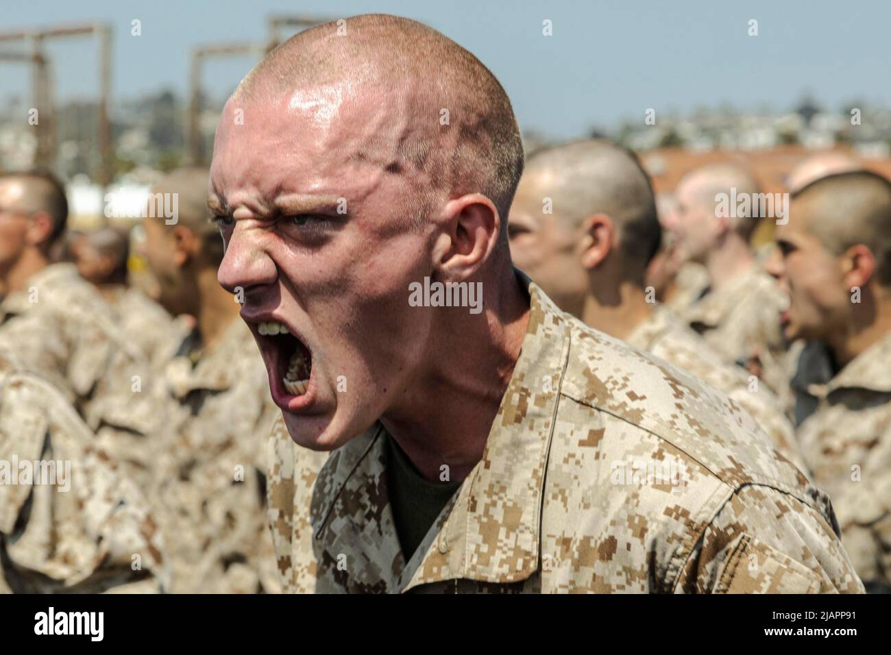 Californie, États-Unis. 25th mai 2022. Le personnel du Marine corps américain recrute Gabriel Campbell, avec l'Hôtel Company, 2nd recrute Training Battalion, hurle tout en effectuant des exercices d'échauffement lors d'un cours du Marine corps Martial Arts Program (MCMAP) au Marine corps Recruit Depot, San Diego, 25 mai 2022. Le système de ceinture MCMAP intègre une approche modulaire, tout en augmentant progressivement la difficulté des techniques et en faisant progresser la compétence et les capacités de leadership de chaque Marine. Campbell a été recruté à l'extérieur de West Valley City Utah, avec Recruiting Station Salt Lake City. (Crédit Banque D'Images