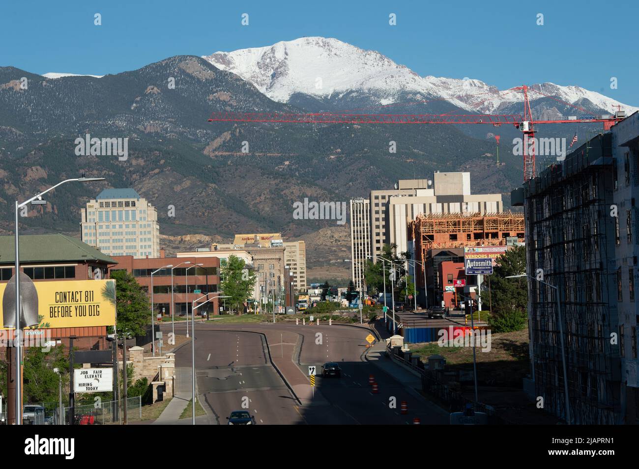 Pikes Peak, America's Mountain, surplombe le centre-ville de Colorado Springs, où de nouveaux appartements sont construits. Banque D'Images