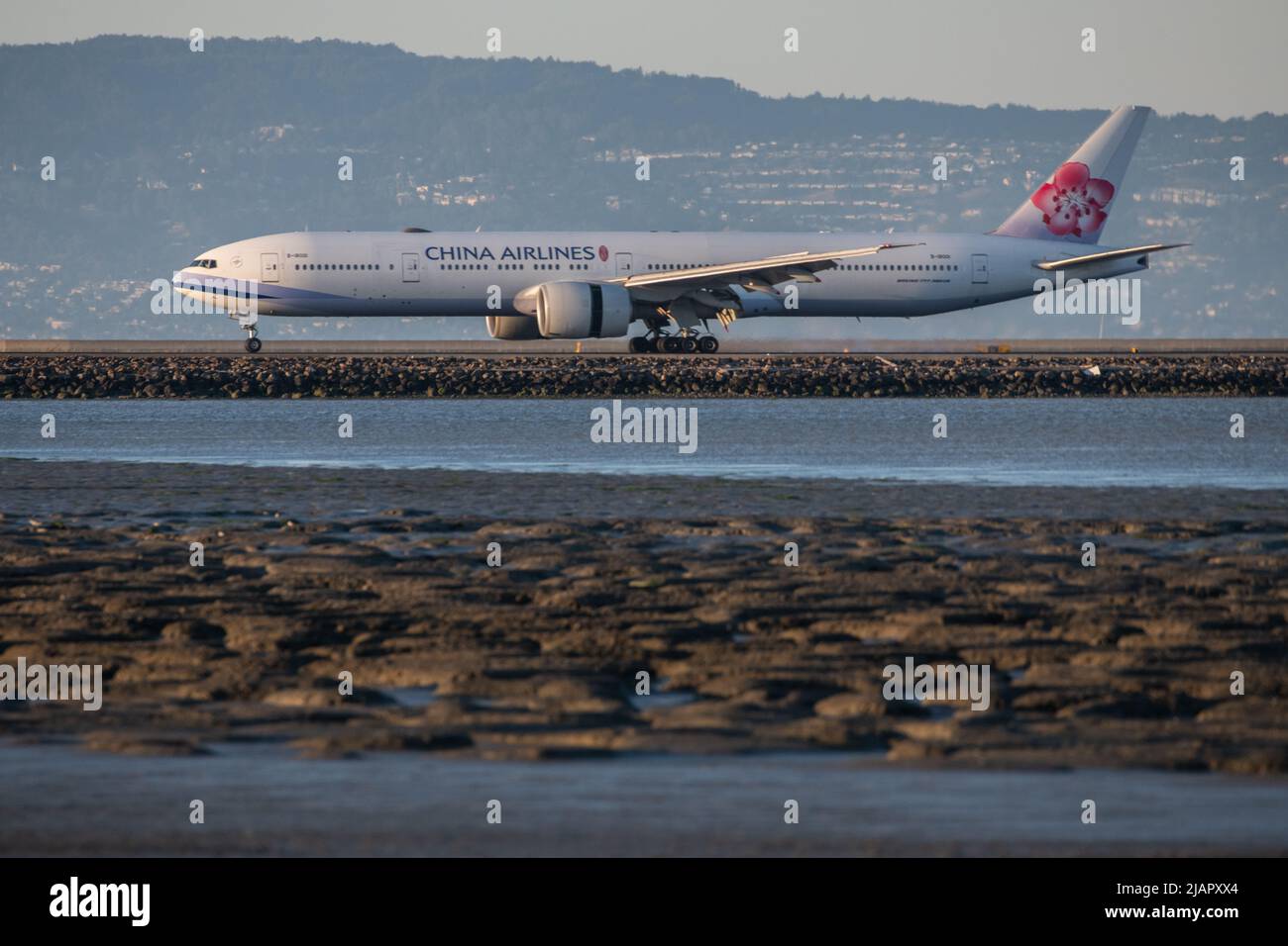 Un avion de China Airlines sur la piste d'atterrissage au-dessus d'un vasime à l'aéroport international de San Francisco à Millbrae, en Californie. Banque D'Images
