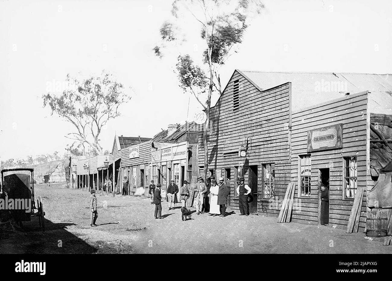 1870s Street Scene: Mayne Street, Gulgong, à l'est de Colonial Wines, C. Giugni jeweler, Prince of Wales Theatre, S.Green salon de coiffure et Dillon's Hotel, Hill End, Nouvelle-Galles du Sud ca. 1872 Banque D'Images