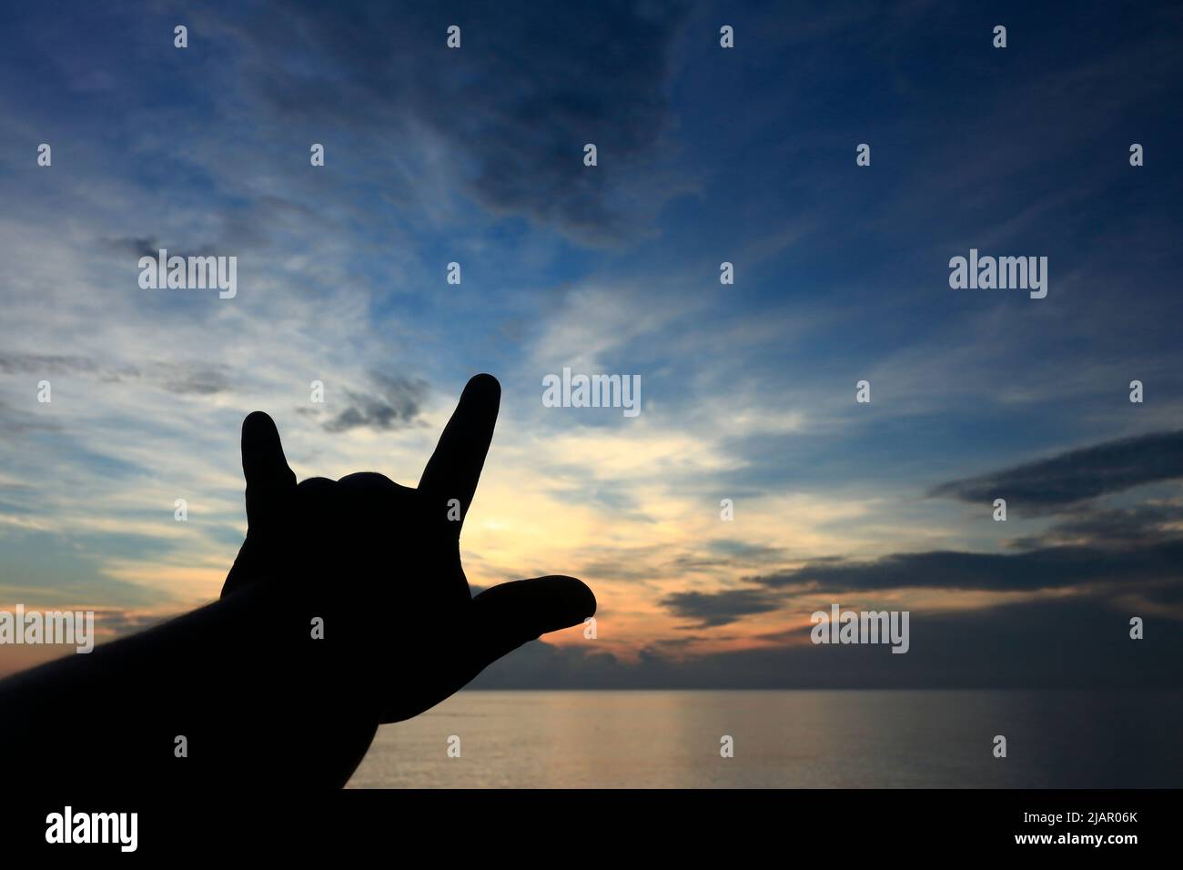 Silhouette levant 3 doigts index pouce petit doigt c'est « Je t'aime » Banque D'Images