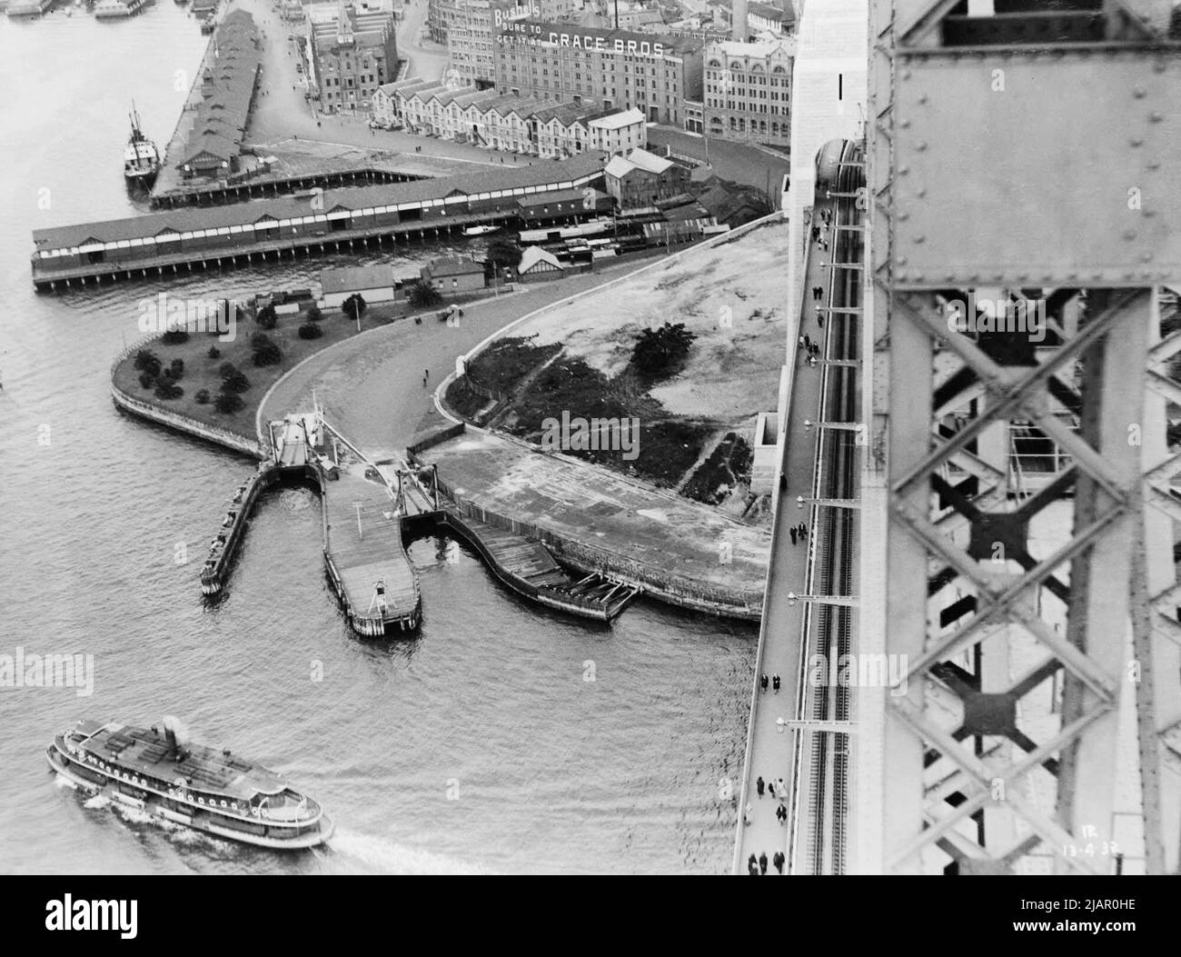 Dawes point et The Rocks depuis le pont du port de Sydney. La photo semble être très tôt après l'ouverture du pont. On peut voir des piétons traverser pendant que le bâtiment est encore en place ca. 1932 Banque D'Images