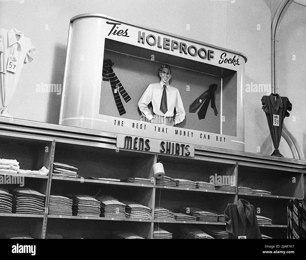 Présentoir à l'épreuve de l'eau dans un magasin de vêtements env. 1948 Banque D'Images