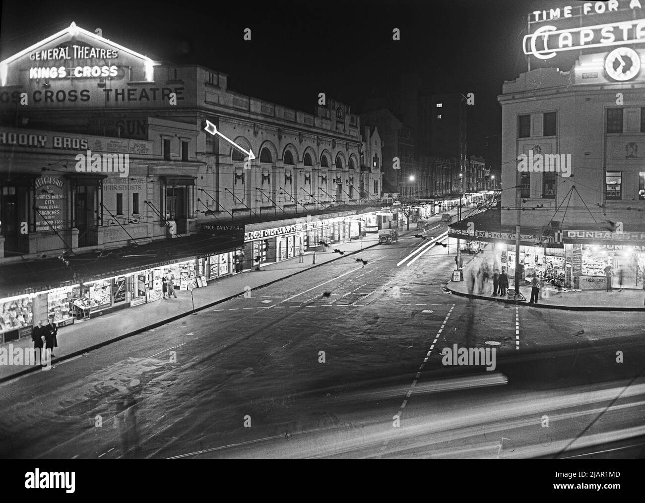 King's Cross Theatre (nuit) annonçant aucun endroit à visiter et nuages au-dessus de l'Europe, Darlinghurst Road, Sydney, 1937 ou 1939 Banque D'Images