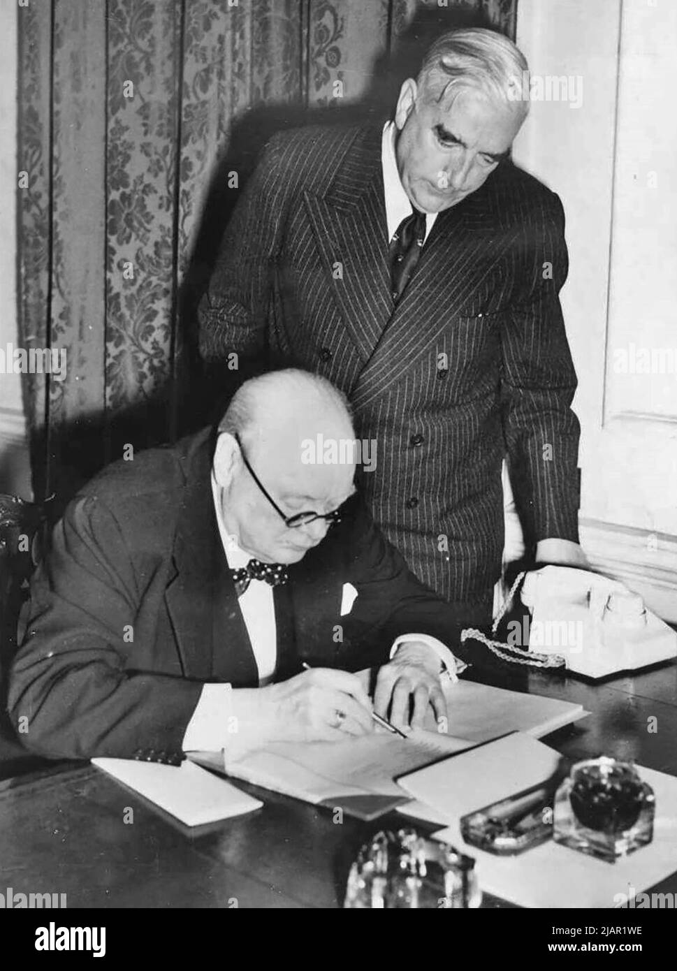 Premier ministre de l'Australie Sir Robert Menzies et premier ministre du Royaume-Uni Sir Winston Churchill au 10 Downing Street pendant la deuxième Guerre mondiale en 1941 Banque D'Images