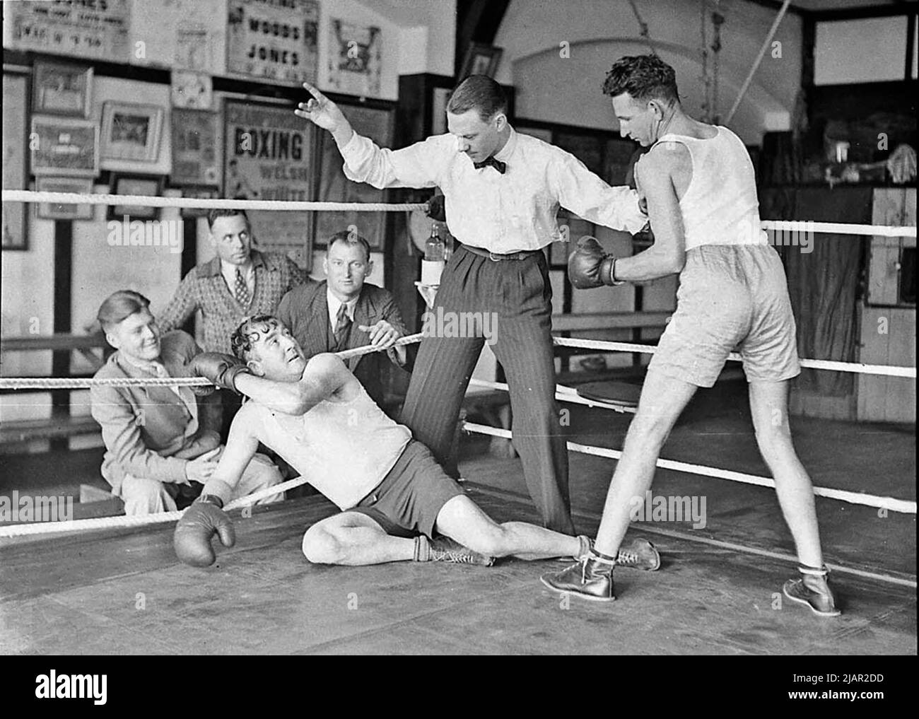 Le comédien australien George Wallace boxe dans la salle de gym de Dunleavy. 1936 Banque D'Images