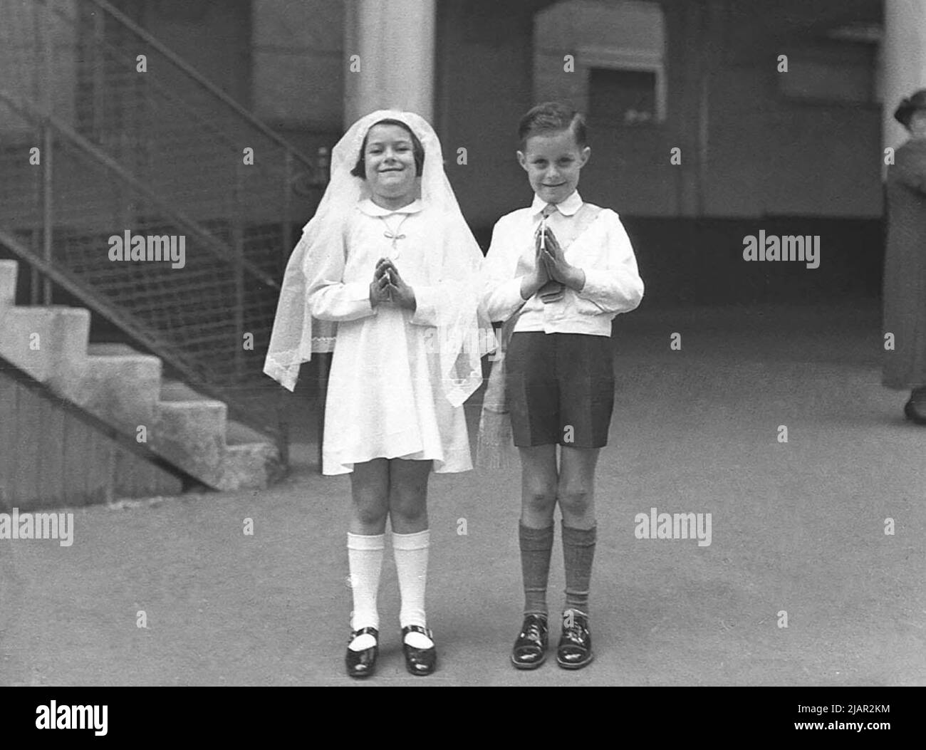 Garçon et fille assistant à la première communion au Couvent St François ca. 1943 Banque D'Images