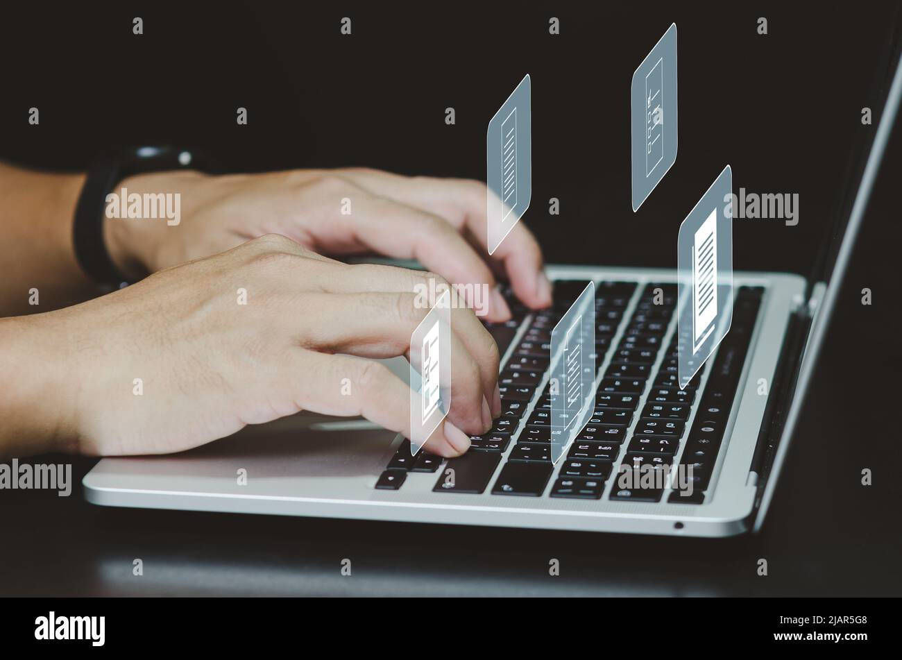Homme utilisant la gestion de documents d'ordinateur portable et le système de stockage numérique écran virtuel concept d'affaires. Banque D'Images