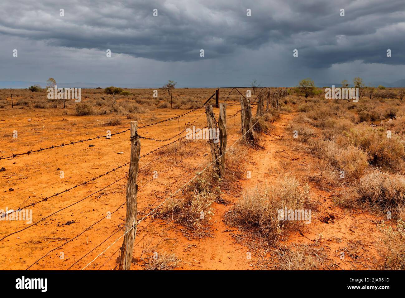 Les vieilles poteaux et la clôture en fil métallique ont été altérés dans l'arrière-pays australien Banque D'Images