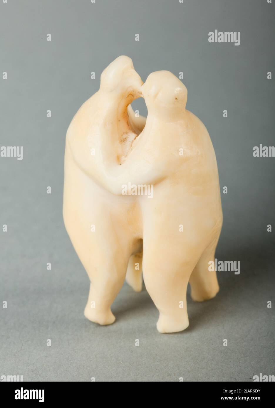 Figural groupe deux personnages dans un Hug Koriak folk produits Banque D'Images