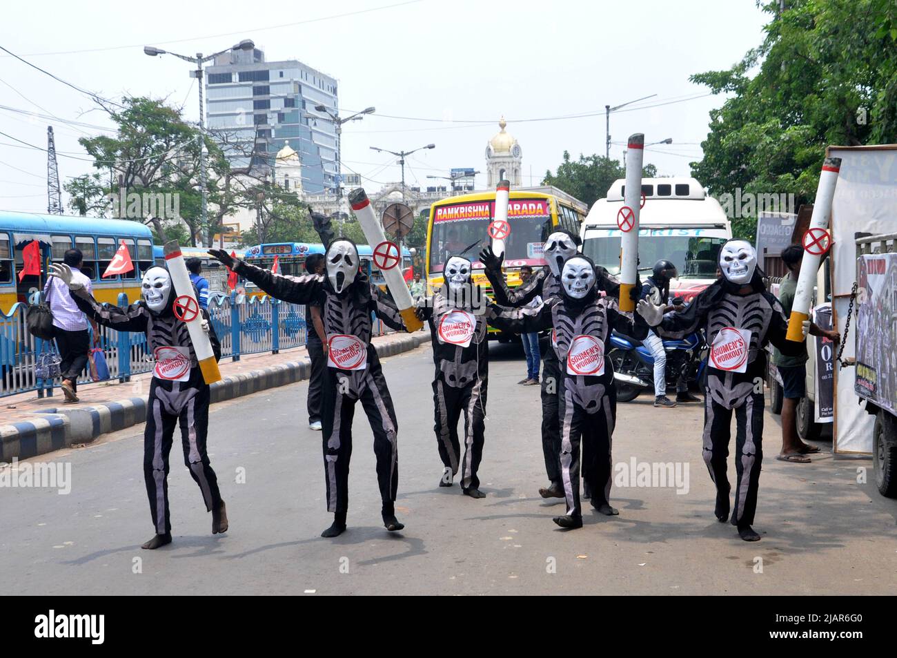 Kolkata, Inde, 31 mai 2022, garçons vêtus de skeleton design lors du rassemblement contre les mauvais effets du tabac pour observer la Journée mondiale sans tabac organisée par Soumens Workout à Kolkata. La Journée mondiale sans tabac est célébrée chaque année au 31 mai pour sensibiliser les gens aux dommages causés par la consommation de tabac. Selon L'OMS, le tabagisme tue chaque année plus de 80 000 lakh dans le monde. Fumer tout type de tabac réduit la capacité pulmonaire et augmente la gravité des maladies respiratoires. Cette année, le thème de la Journée mondiale sans tabac est « protéger l'environnement » (photo de Dipa Chakraborty/Pami Banque D'Images