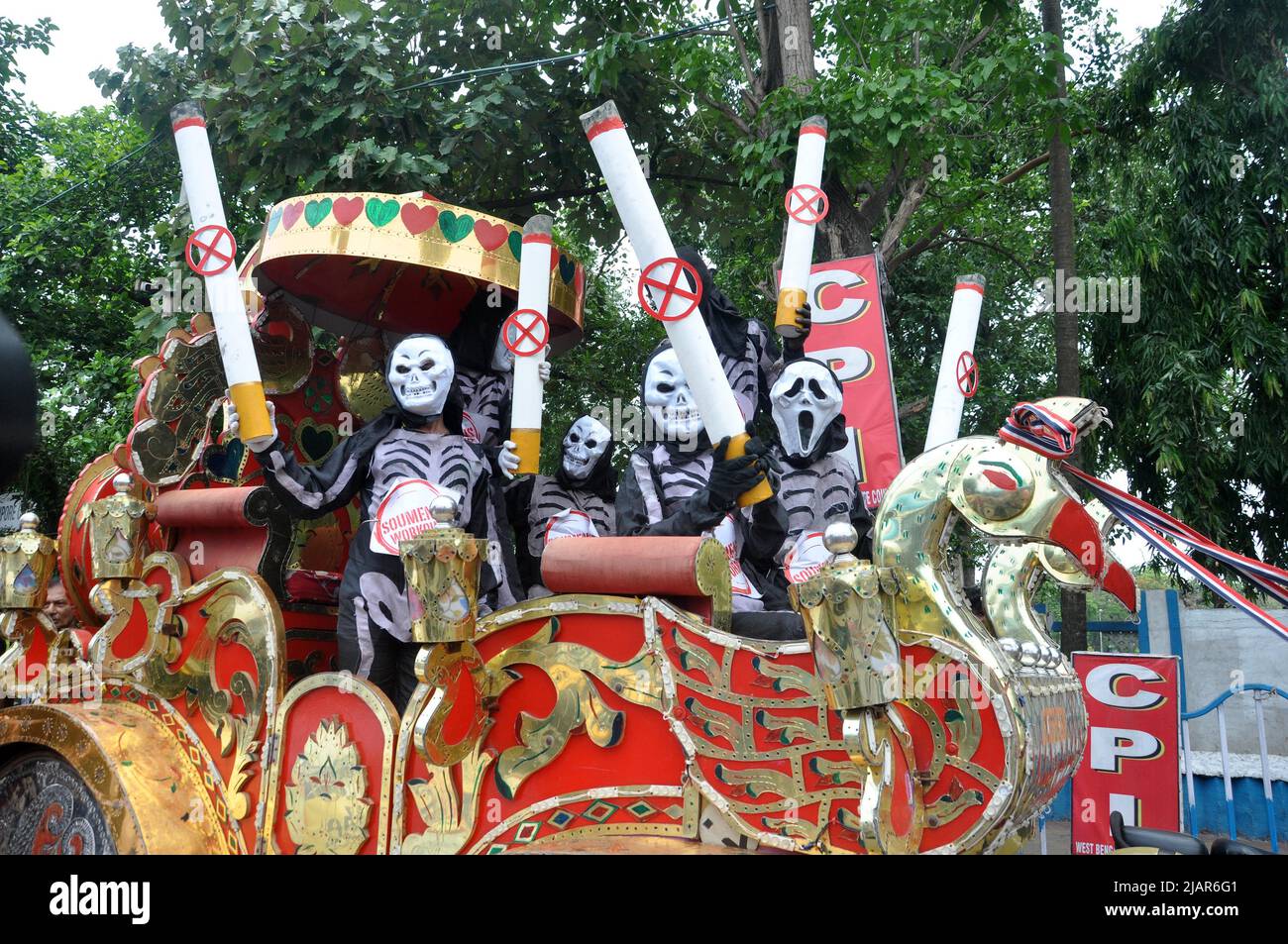 Kolkata, Inde, 31 mai 2022, garçons vêtus de skeleton design lors du rassemblement contre les mauvais effets du tabac pour observer la Journée mondiale sans tabac organisée par Soumens Workout à Kolkata. La Journée mondiale sans tabac est célébrée chaque année au 31 mai pour sensibiliser les gens aux dommages causés par la consommation de tabac. Selon L'OMS, le tabagisme tue chaque année plus de 80 000 lakh dans le monde. Fumer tout type de tabac réduit la capacité pulmonaire et augmente la gravité des maladies respiratoires. Cette année, le thème de la Journée mondiale sans tabac est « protéger l'environnement » (photo de Dipa Chakraborty/Pami Banque D'Images