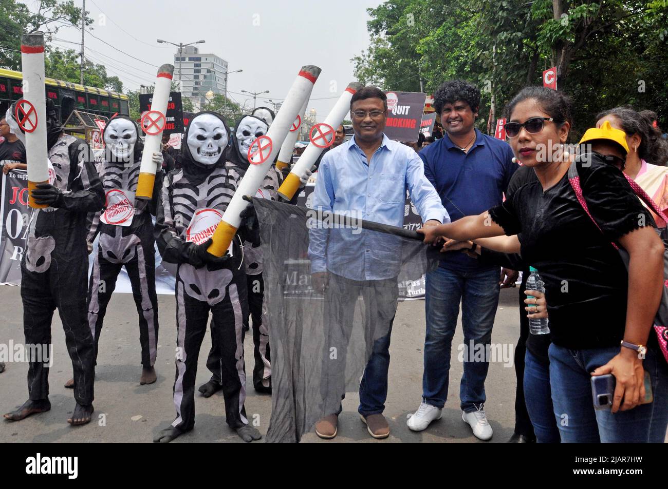 Kolkata, Bengale occidental, Inde. 31st mai 2022. Des garçons vêtus de dessin squelette lors du rassemblement contre les mauvais effets du tabac pour observer la Journée mondiale sans tabac organisée par Soumens Workout à Kolkata. La Journée mondiale sans tabac est célébrée chaque année au 31 mai pour sensibiliser les gens aux dommages causés par la consommation de tabac. Selon L'OMS, le tabagisme tue chaque année plus de 80 000 lakh dans le monde. Fumer tout type de tabac réduit la capacité pulmonaire et augmente la gravité des maladies respiratoires. Cette année, le thème de la Journée mondiale sans tabac est « protéger l'environnement » (image de crédit : Banque D'Images