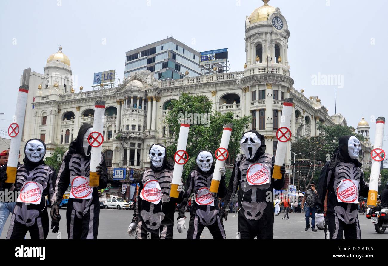 Kolkata, Bengale occidental, Inde. 31st mai 2022. Des garçons vêtus de dessin squelette lors du rassemblement contre les mauvais effets du tabac pour observer la Journée mondiale sans tabac organisée par Soumens Workout à Kolkata. La Journée mondiale sans tabac est célébrée chaque année au 31 mai pour sensibiliser les gens aux dommages causés par la consommation de tabac. Selon L'OMS, le tabagisme tue chaque année plus de 80 000 lakh dans le monde. Fumer tout type de tabac réduit la capacité pulmonaire et augmente la gravité des maladies respiratoires. Cette année, le thème de la Journée mondiale sans tabac est « protéger l'environnement » (image de crédit : Banque D'Images