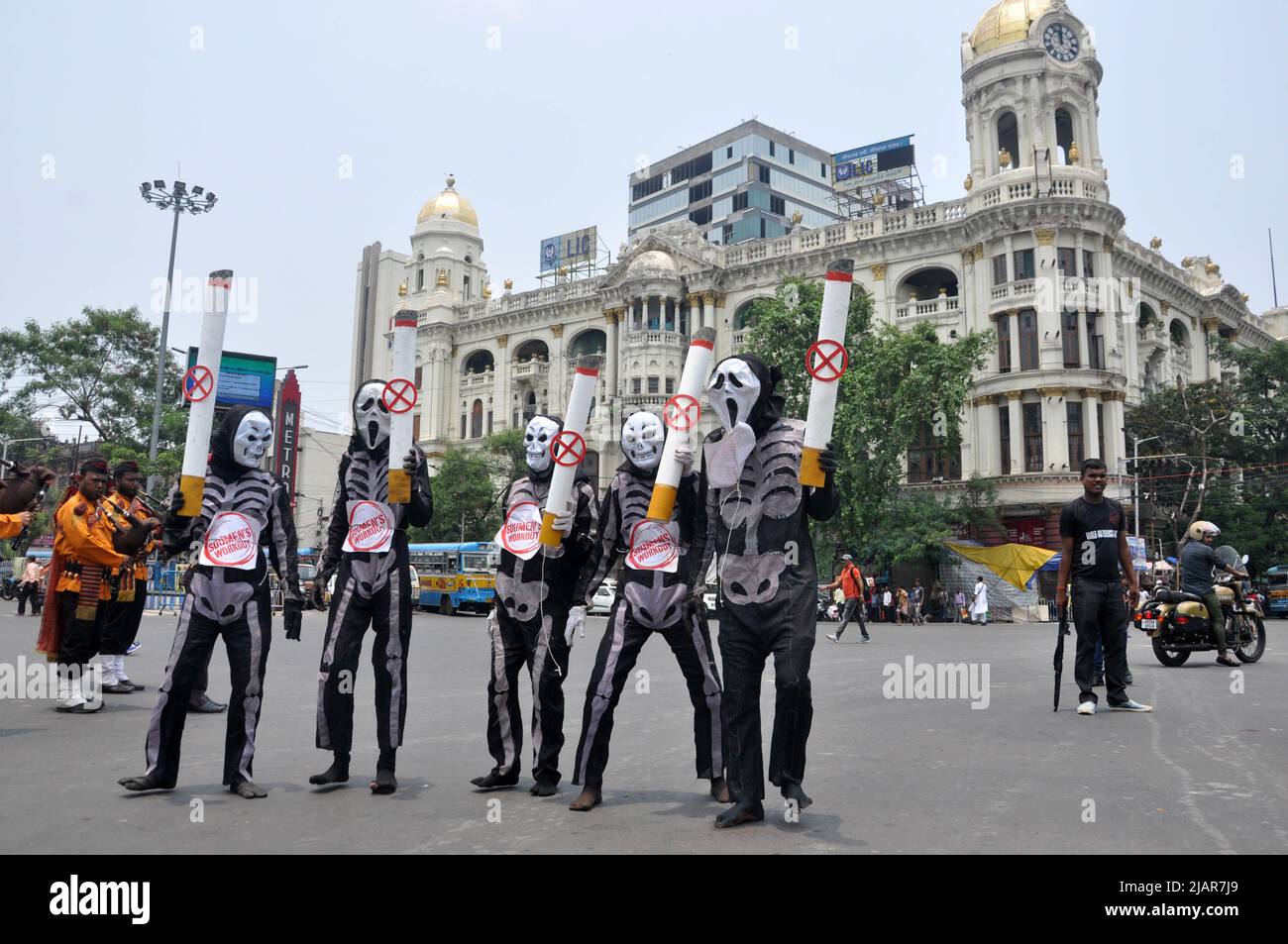 Kolkata, Bengale occidental, Inde. 31st mai 2022. Des garçons vêtus de dessin squelette lors du rassemblement contre les mauvais effets du tabac pour observer la Journée mondiale sans tabac organisée par Soumens Workout à Kolkata. La Journée mondiale sans tabac est célébrée chaque année au 31 mai pour sensibiliser les gens aux dommages causés par la consommation de tabac. Selon L'OMS, le tabagisme tue chaque année plus de 80 000 lakh dans le monde. Fumer tout type de tabac réduit la capacité pulmonaire et augmente la gravité des maladies respiratoires. Cette année, le thème de la Journée mondiale sans tabac est « protéger l'environnement » (image de crédit : Banque D'Images