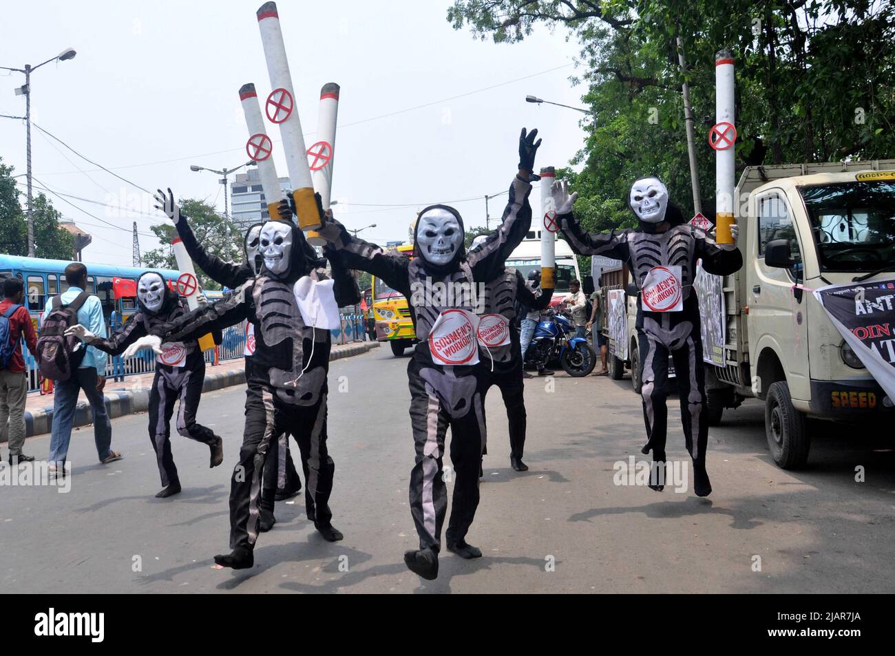 Kolkata, Bengale occidental, Inde. 31st mai 2022. Des garçons vêtus de dessin squelette lors du rassemblement contre les mauvais effets du tabac pour observer la Journée mondiale sans tabac organisée par Soumens Workout à Kolkata. La Journée mondiale sans tabac est célébrée chaque année au 31 mai pour sensibiliser les gens aux dommages causés par la consommation de tabac. Selon L'OMS, le tabagisme tue chaque année plus de 80 000 lakh dans le monde. Fumer tout type de tabac réduit la capacité pulmonaire et augmente la gravité des maladies respiratoires. Cette année, le thème de la Journée mondiale sans tabac est « protéger l'environnement » (image de crédit : Banque D'Images