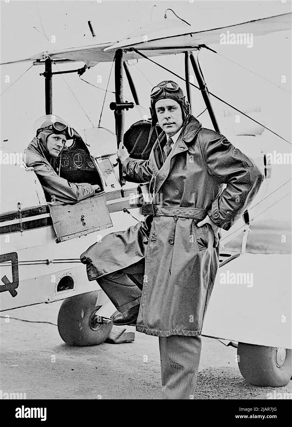 Charles Hardy avec son pilote sur le point de se lancer dans une tournée électorale aérienne de Nouvelle-Galles du Sud ca. 1931 Banque D'Images