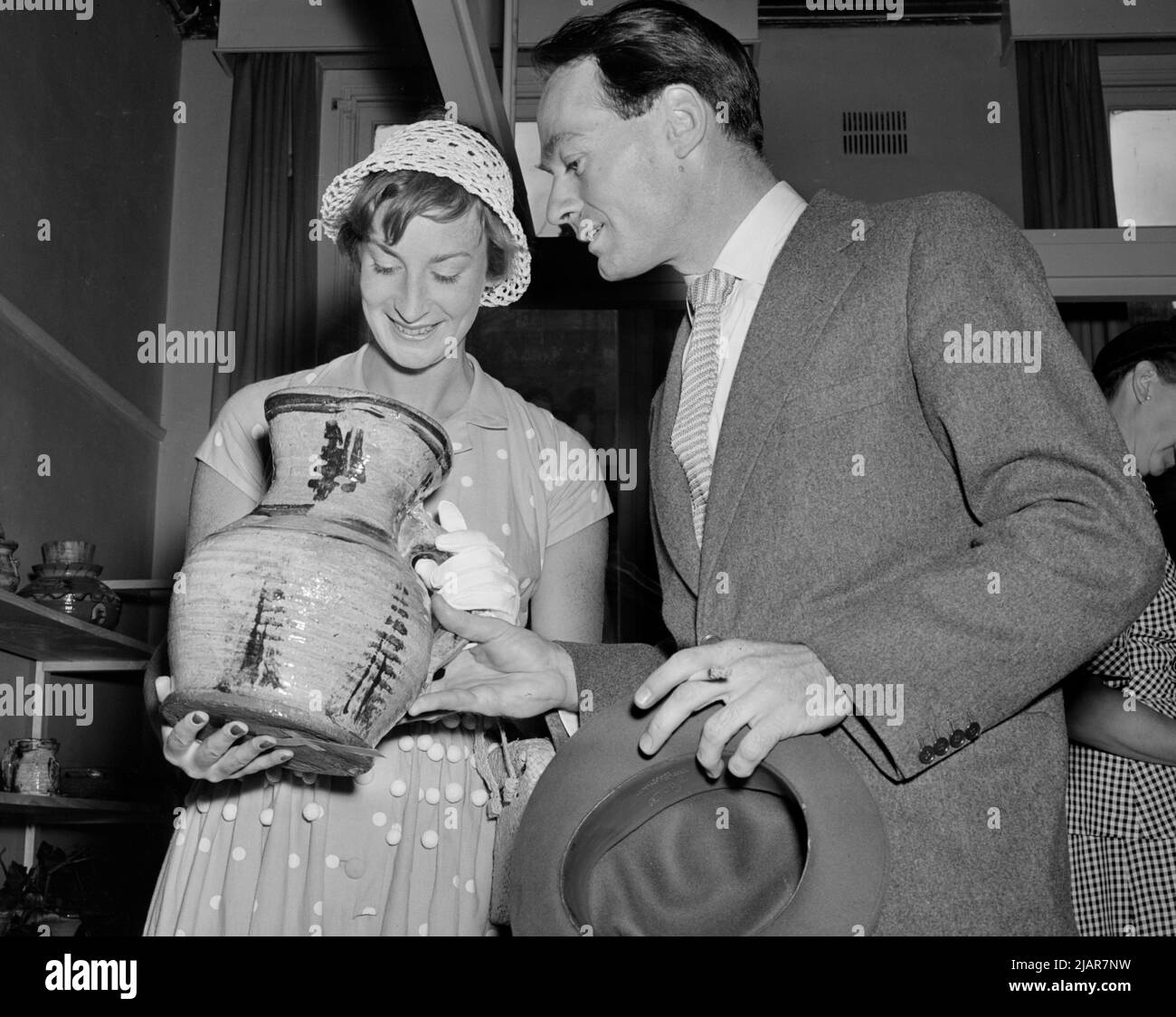 Couple à la fête d'ouverture à Stephen COE Galleries Melbourne CA. 4 décembre 1950 Banque D'Images