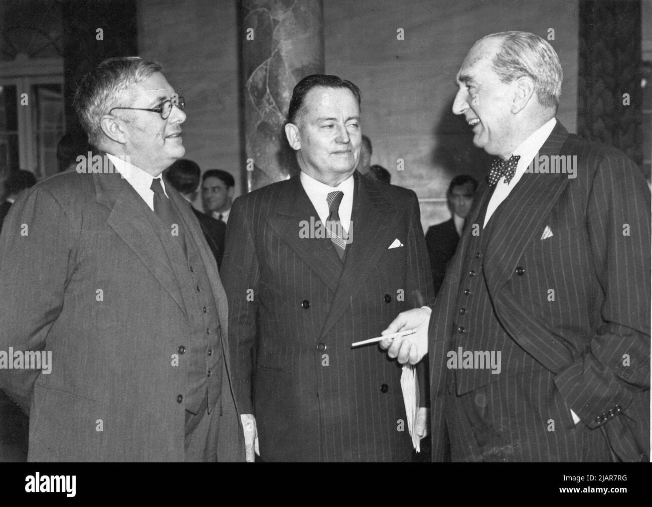 H. V. Evatt, Frank Forde et Stanley Bruce à Londres en 1945 Banque D'Images