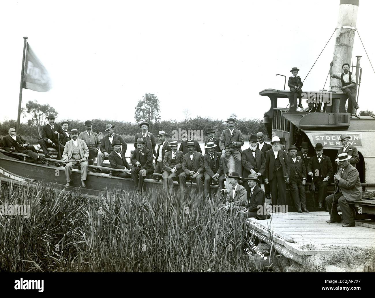 Stockton Ferry, Rose avec des hommes bien habillés à bord à Seaham, Nouvelle-Galles du Sud, 1900 Banque D'Images