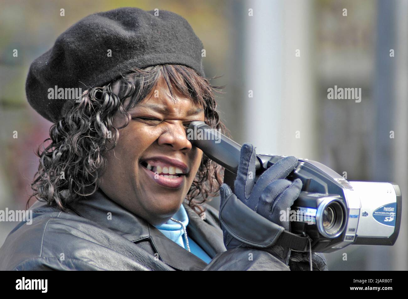 Une femme noire ethnique plus âgée fait des vidéos de sa famille lors d'une marche de janvier en l'honneur de Martin Luther King à Atlanta Banque D'Images