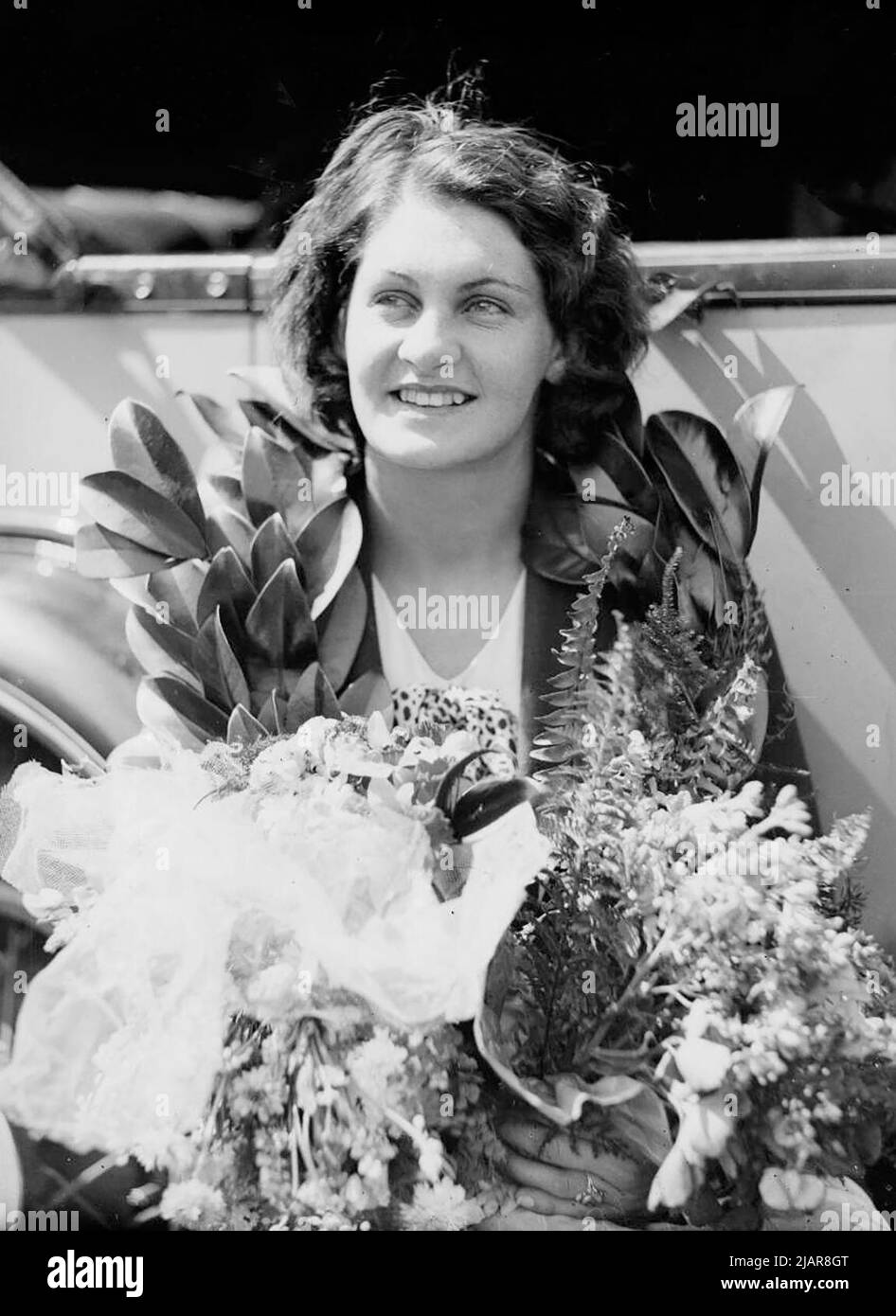 Clare Dennis, nageur portant les lauriers de la victoire, Nouvelle-Galles du Sud, 15 septembre 1932 Banque D'Images